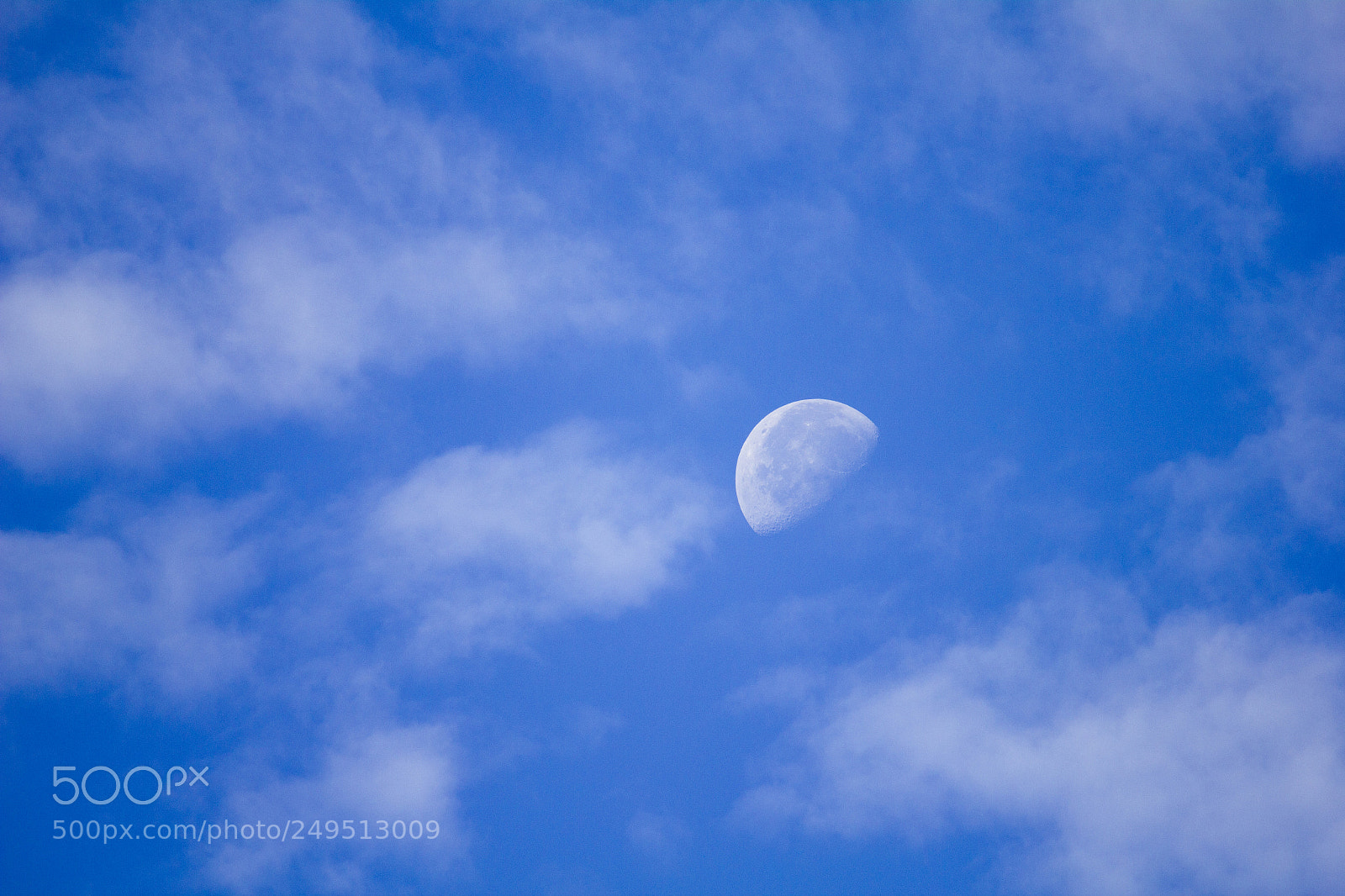 Canon EOS 550D (EOS Rebel T2i / EOS Kiss X4) sample photo. Moon and clouds photography