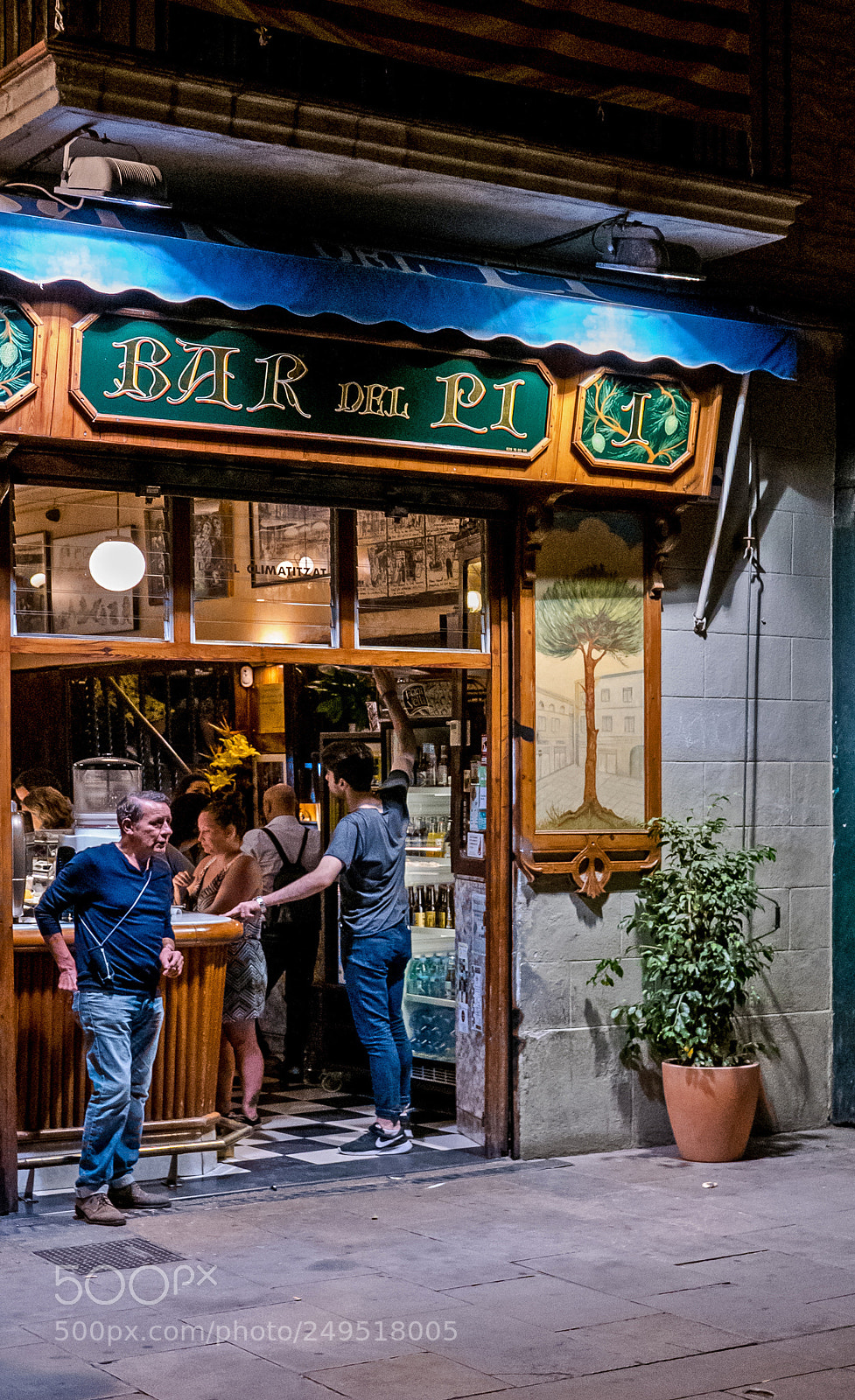Panasonic Lumix DMC-LX100 sample photo. Bar de pi gothic photography