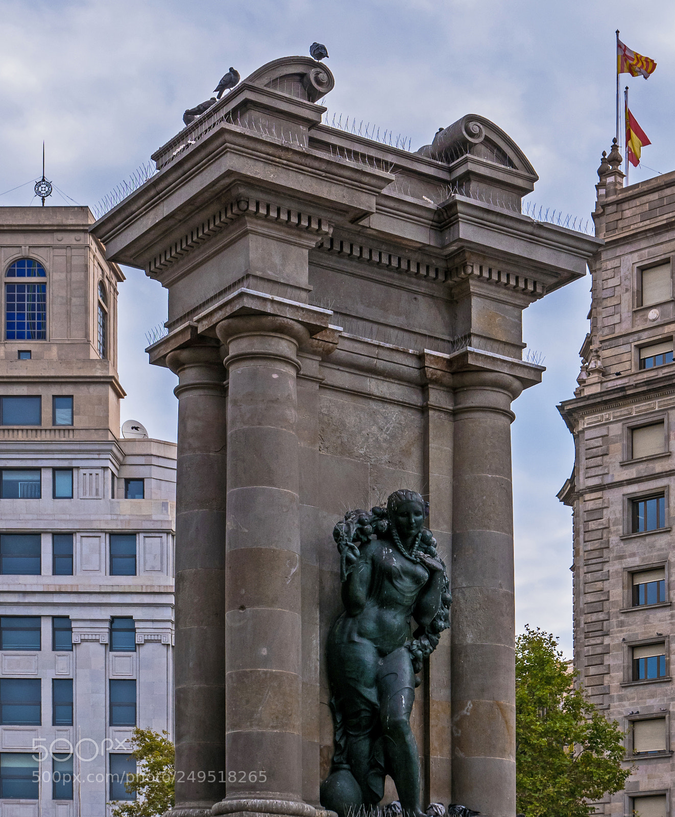 Panasonic Lumix DMC-LX100 sample photo. Statue placa de catalunya photography