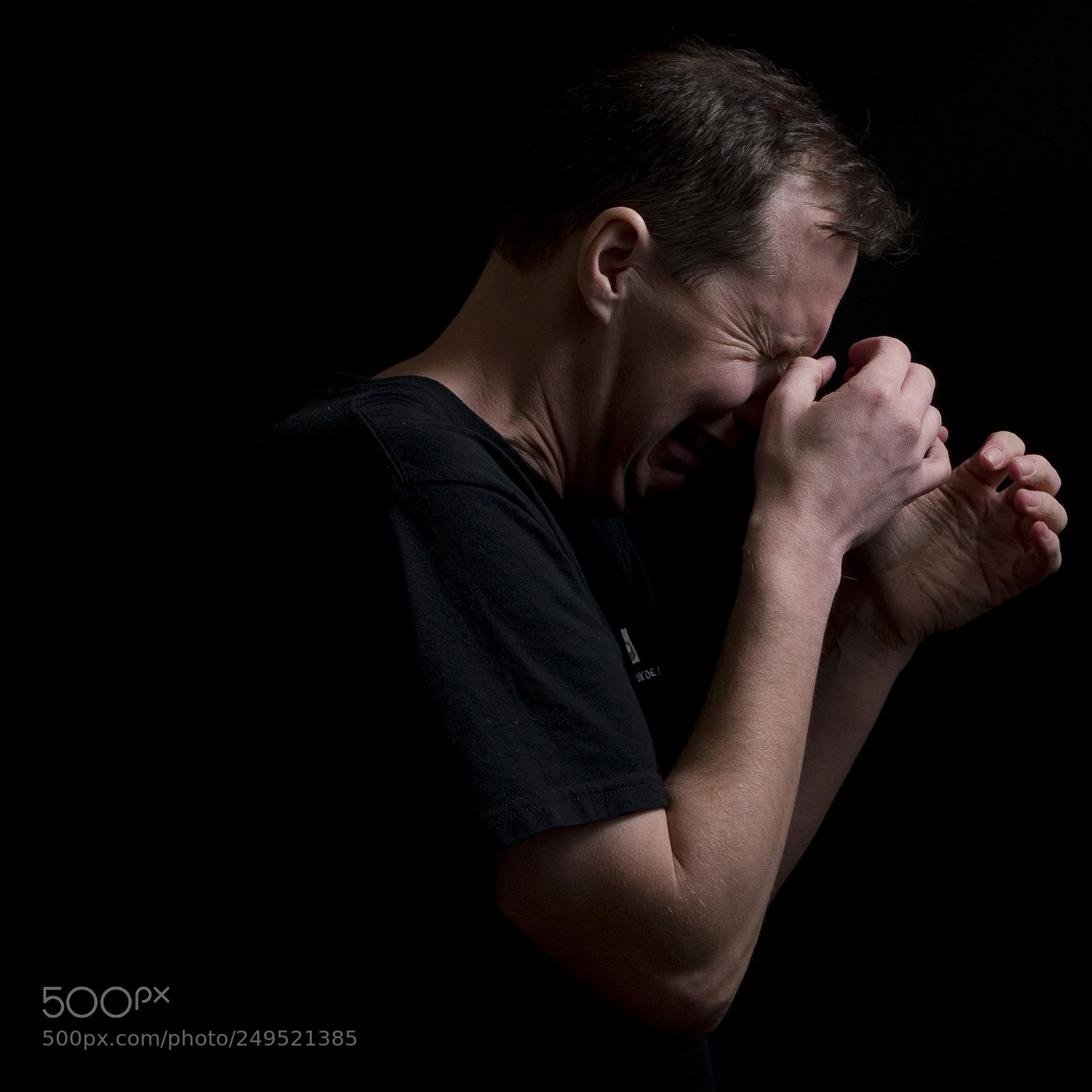 Panasonic Lumix DMC-GX85 (Lumix DMC-GX80 / Lumix DMC-GX7 Mark II) sample photo. Les hommes se cachent photography