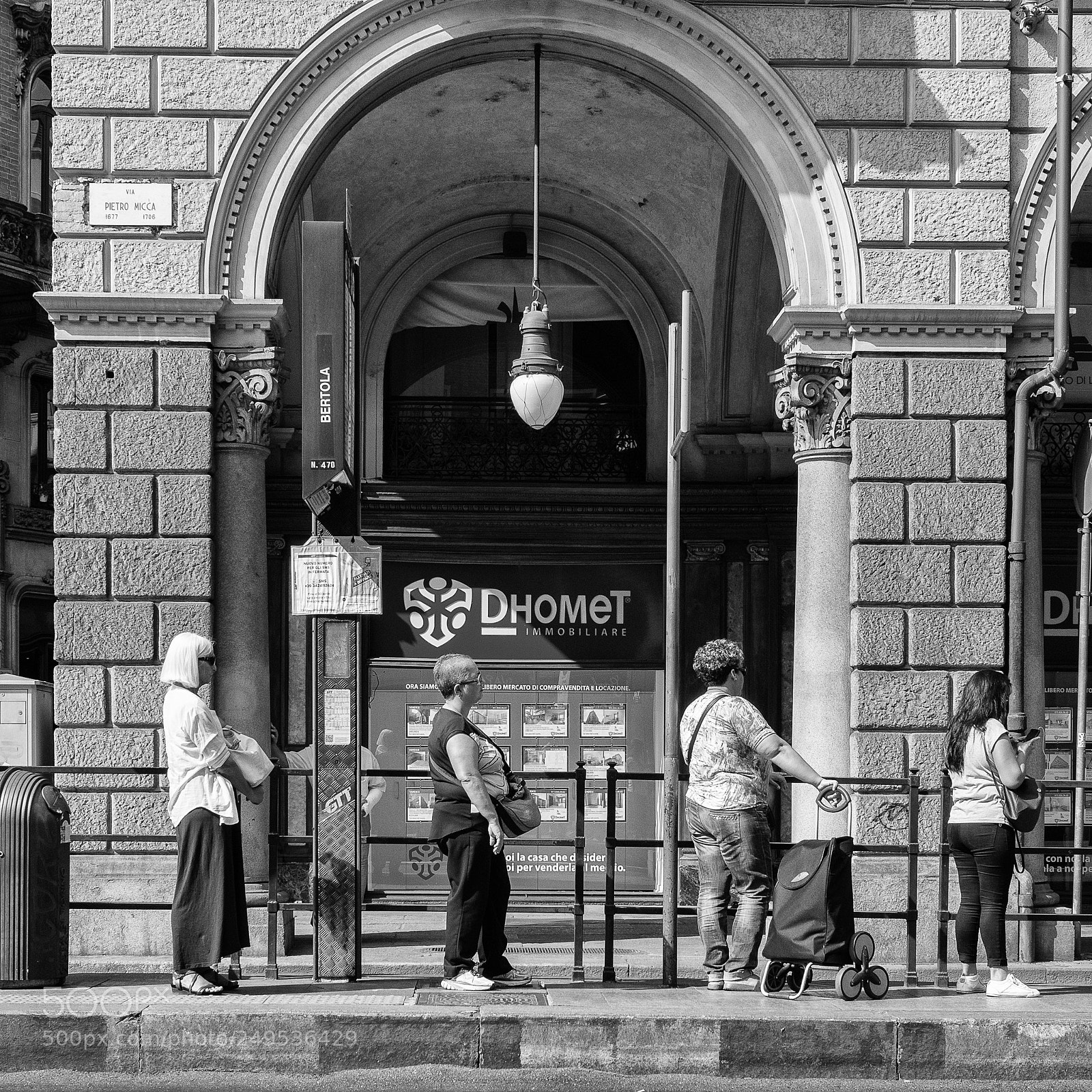 Olympus OM-D E-M5 sample photo. Disperse queue photography