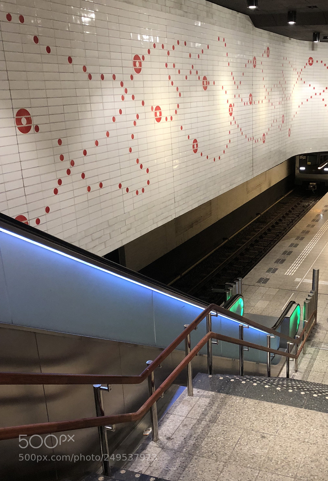 Apple iPhone 8 Plus sample photo. Metro amsterdam photography