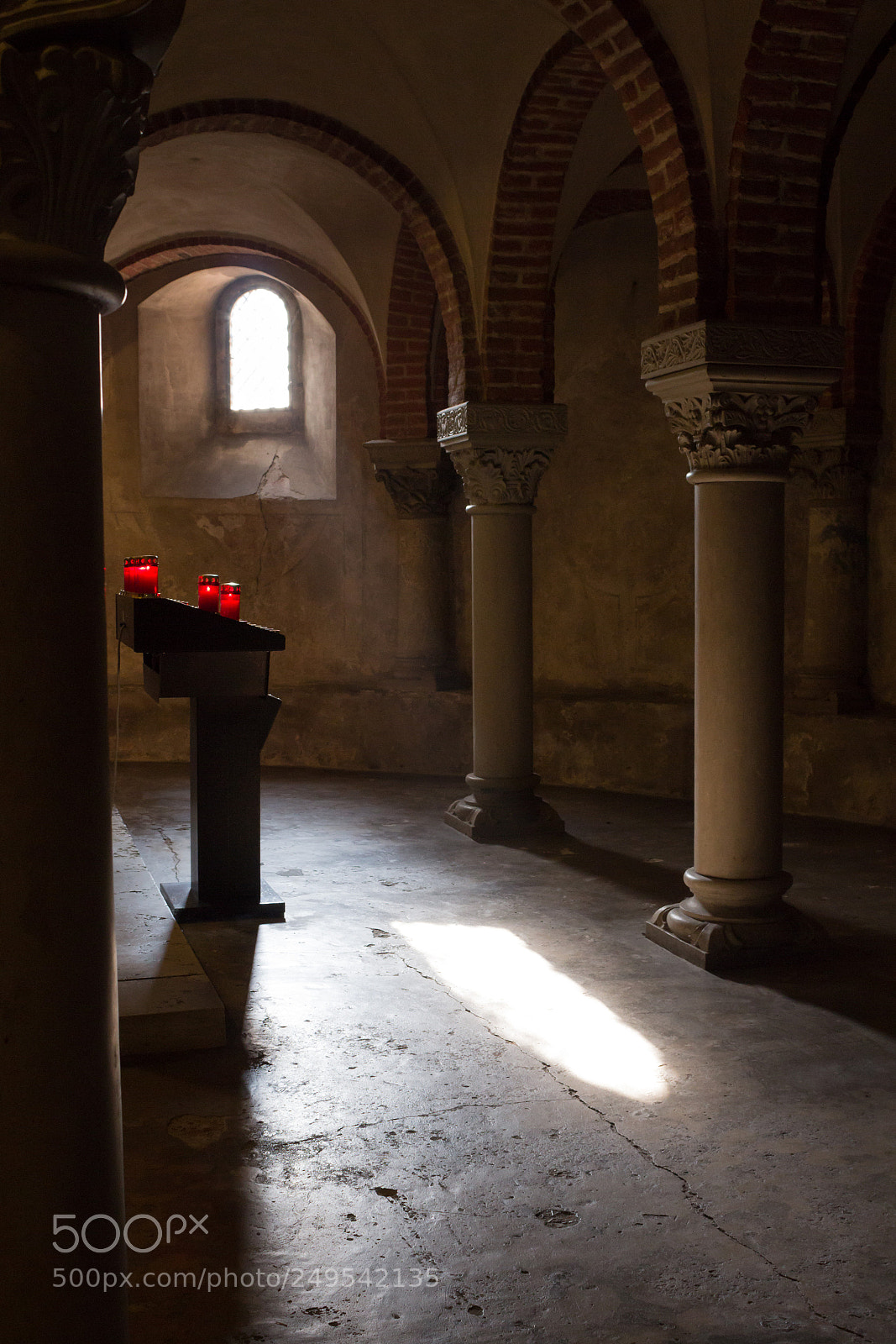 Canon EOS 600D (Rebel EOS T3i / EOS Kiss X5) sample photo. Under the altar of photography