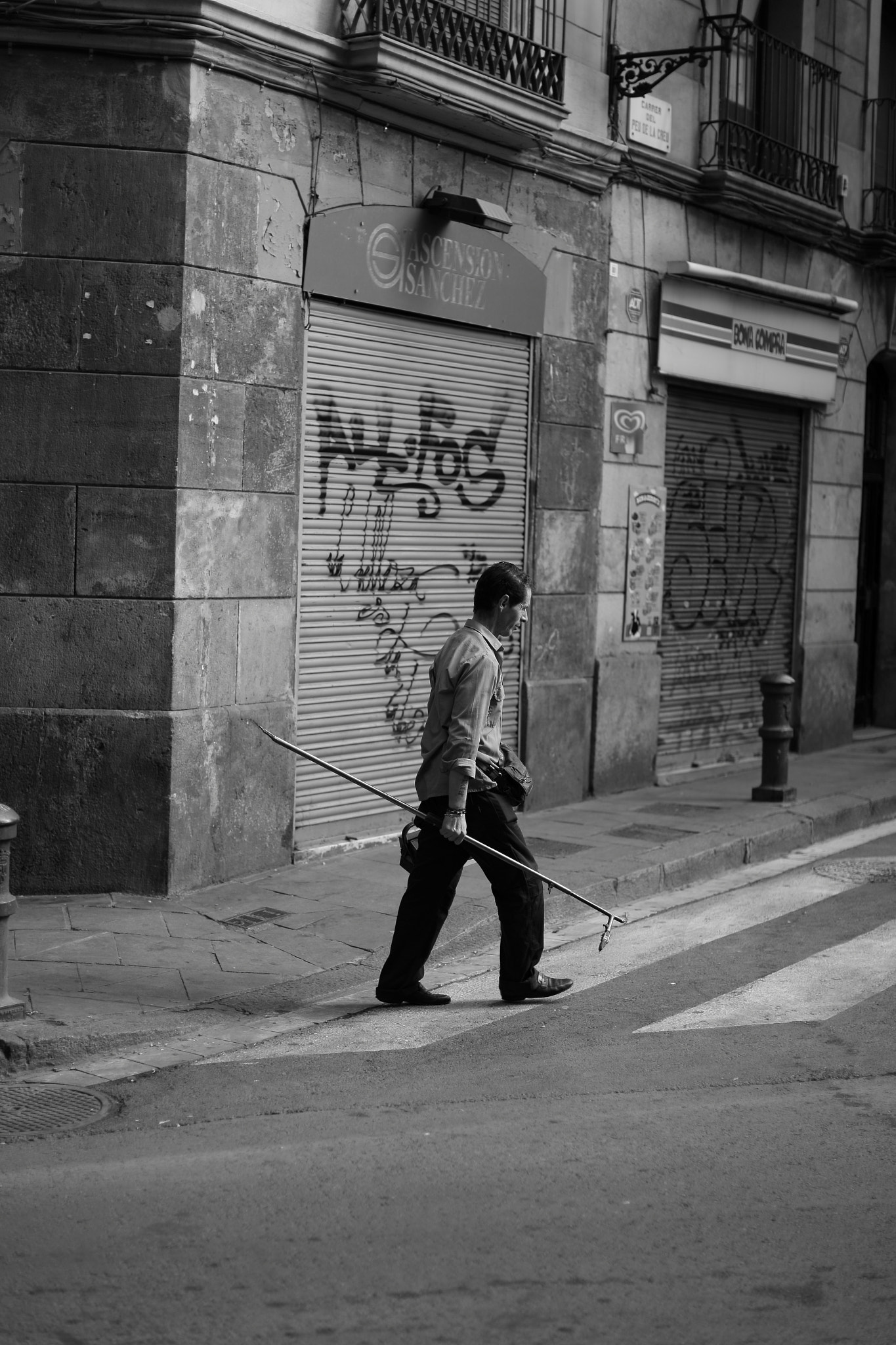 Canon EOS 6D + Canon EF 50mm F1.2L USM sample photo. Hombre caminando photography