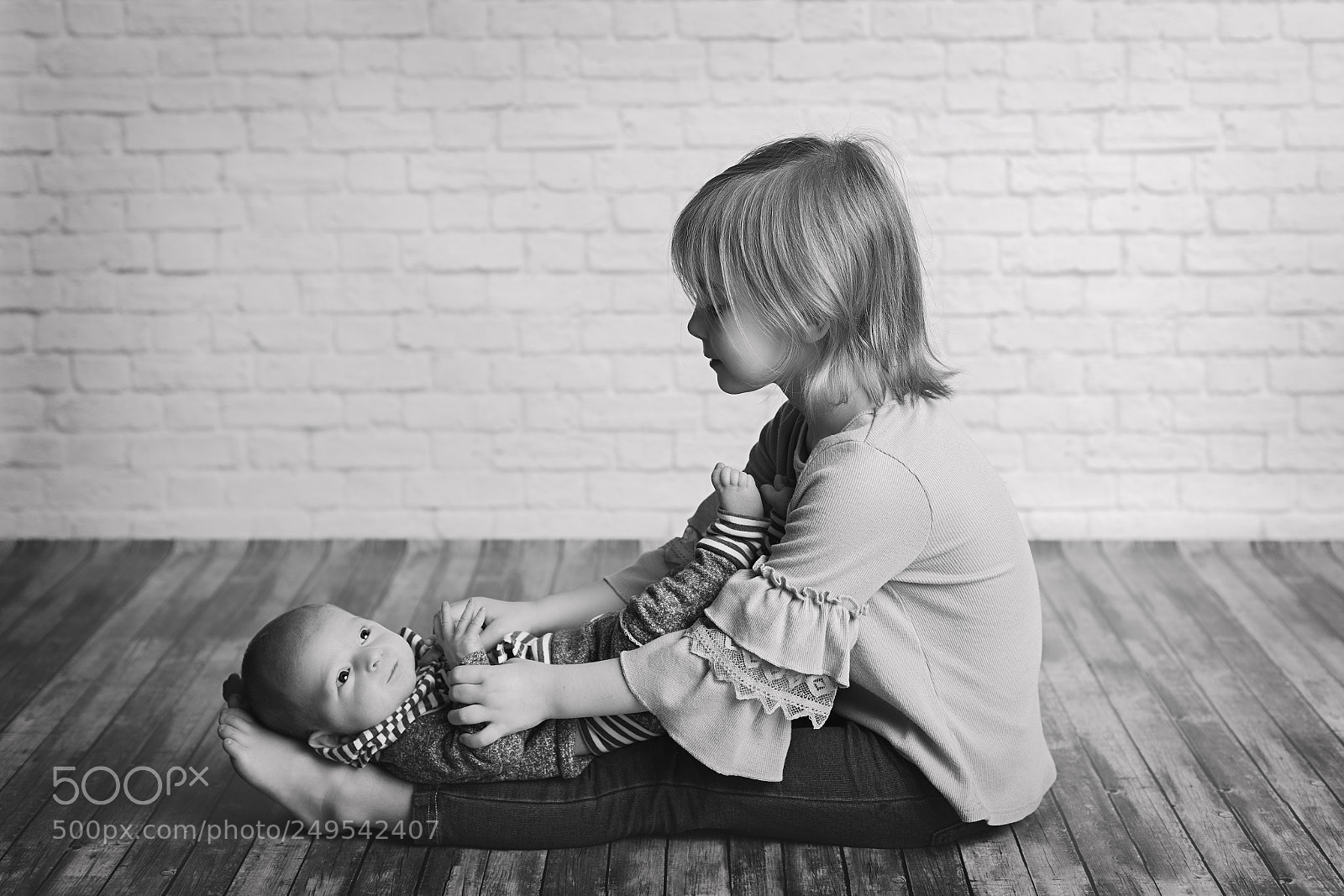 Canon EOS 5D Mark IV sample photo. Big sister with little photography