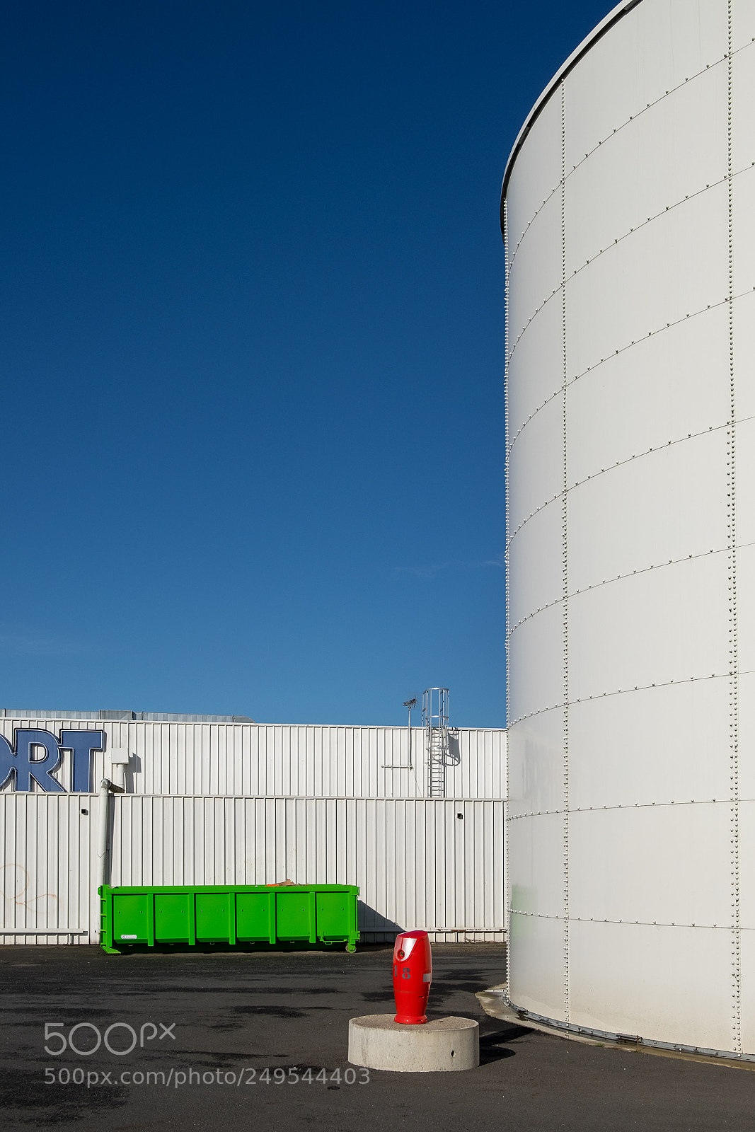 Fujifilm X-T10 sample photo. Derrière le supermarché. photography