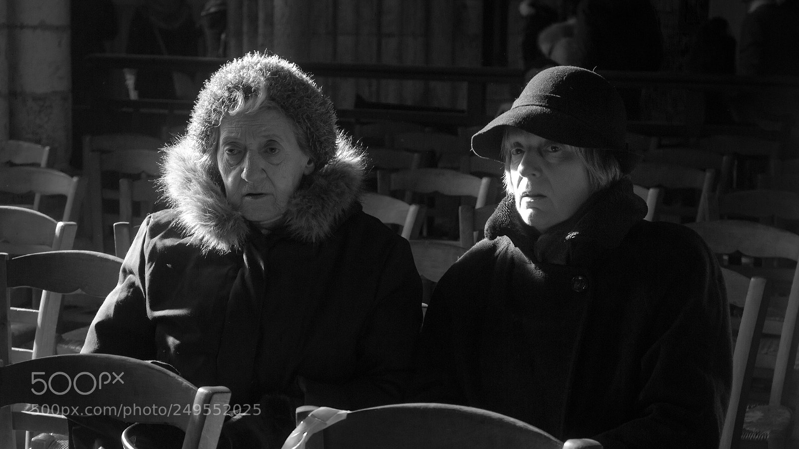Canon EOS 700D (EOS Rebel T5i / EOS Kiss X7i) sample photo. Old ladies waiting inside photography