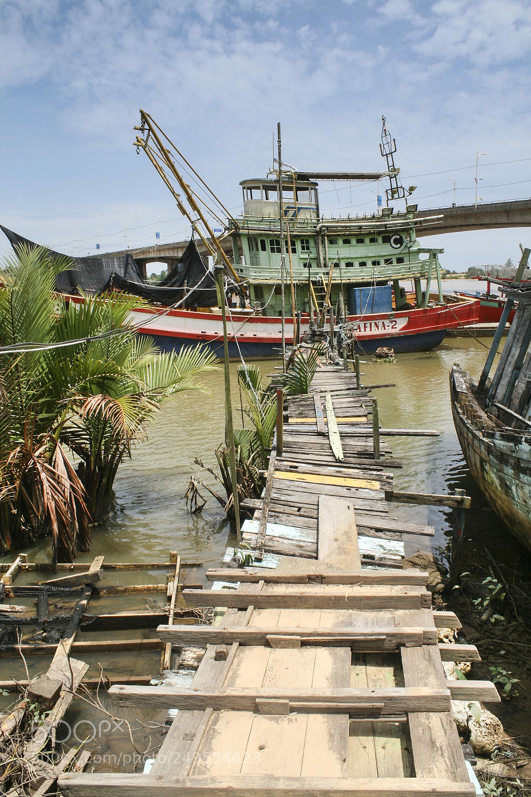 Canon EOS 400D (EOS Digital Rebel XTi / EOS Kiss Digital X) sample photo. Fisherman boat at kuala photography