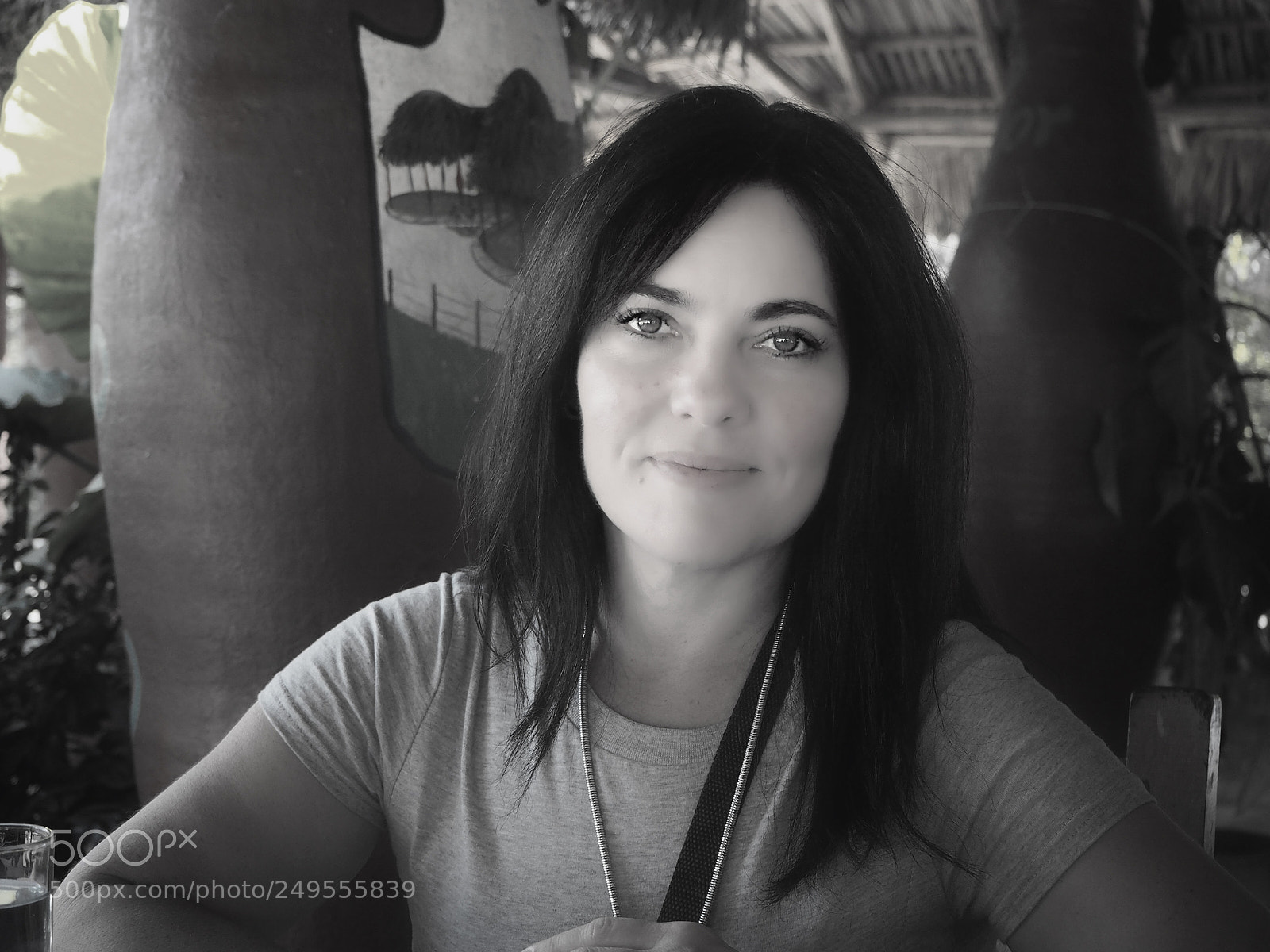 Olympus OM-D E-M10 II sample photo. Una mirada b&w photography