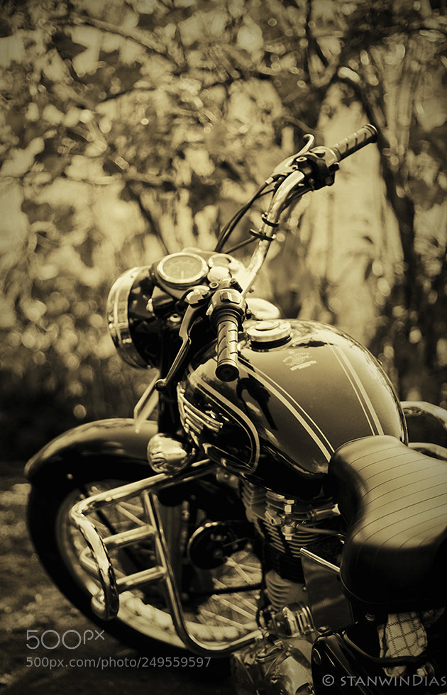 Canon EOS 550D (EOS Rebel T2i / EOS Kiss X4) sample photo. Royal enfield bullet photography