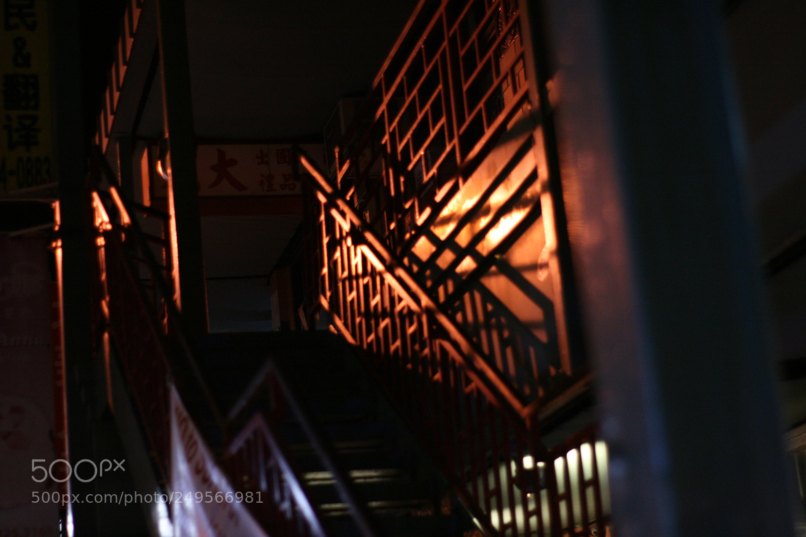 Canon EOS 400D (EOS Digital Rebel XTi / EOS Kiss Digital X) sample photo. Stairs in china town photography