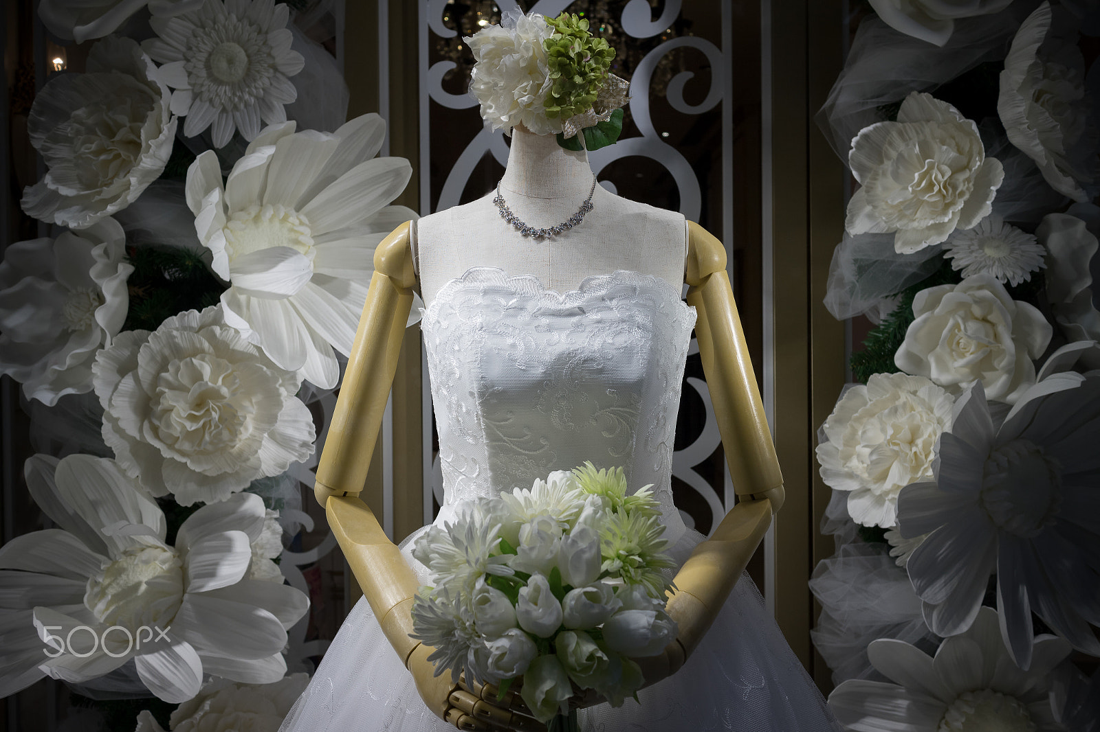 Canon EOS M2 sample photo. Bride in shop window photography