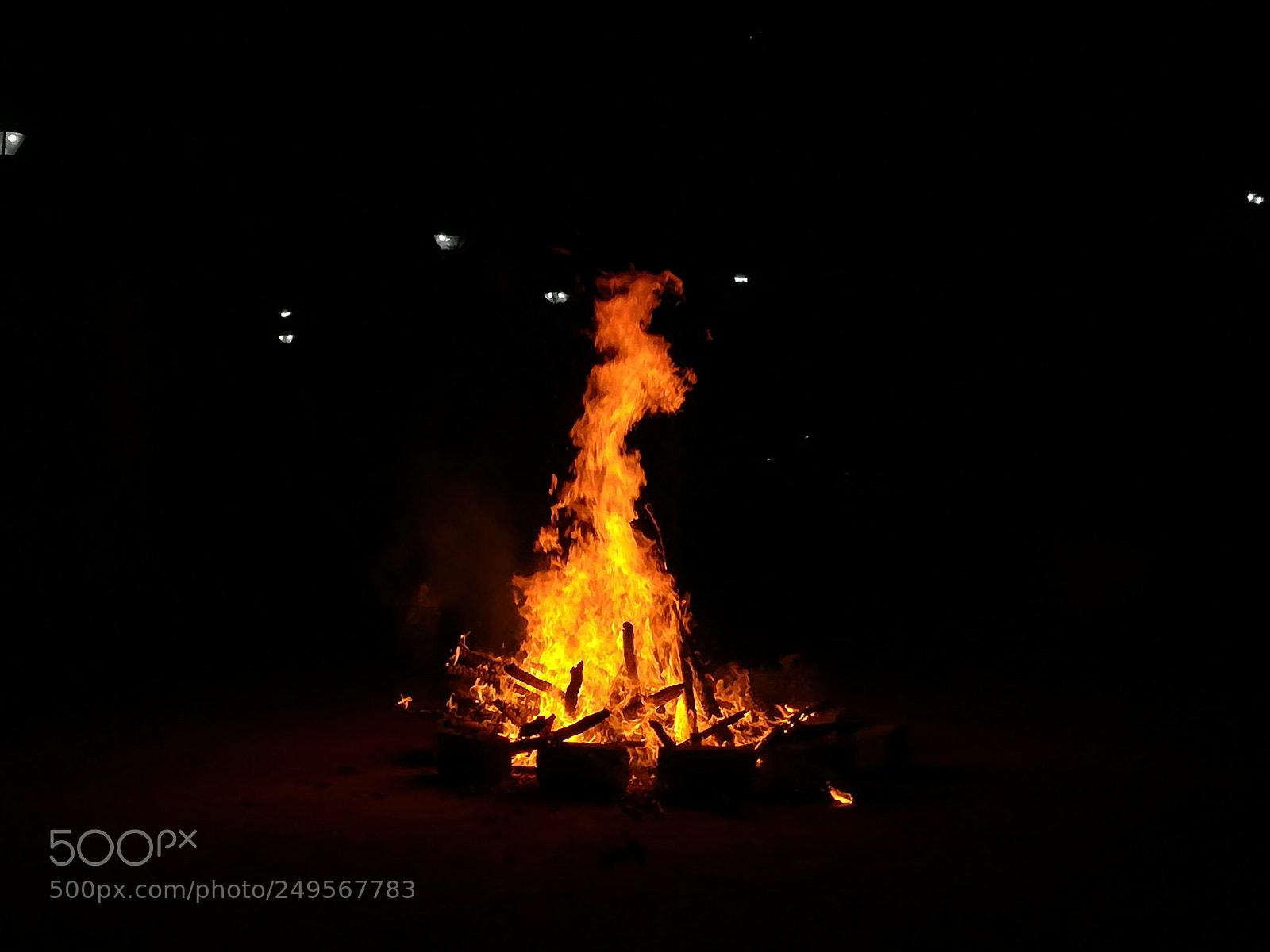 HUAWEI honor 6x sample photo. Campfire in apartment conplex photography