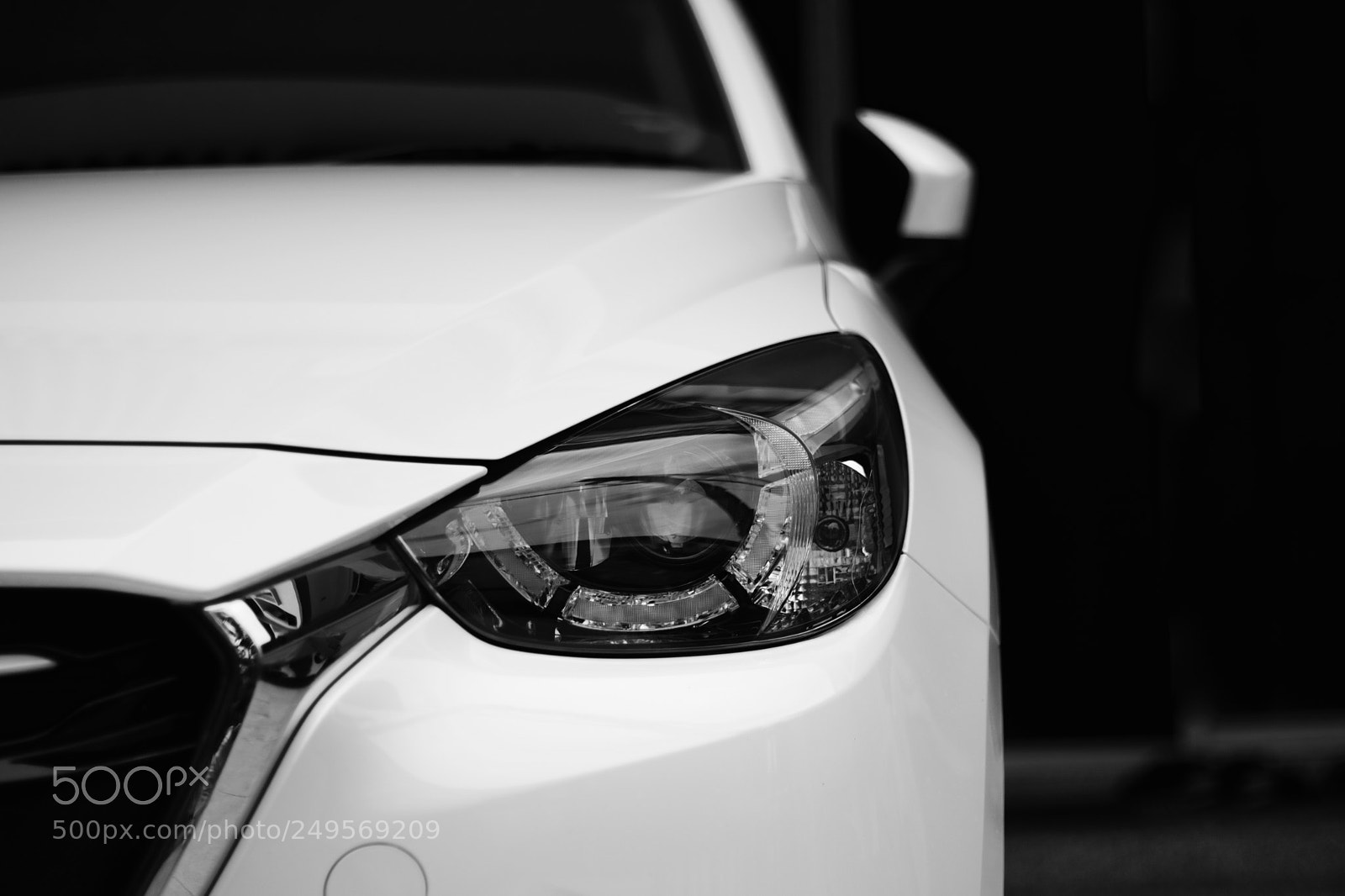 Canon EOS 750D (EOS Rebel T6i / EOS Kiss X8i) sample photo. Headlight photography