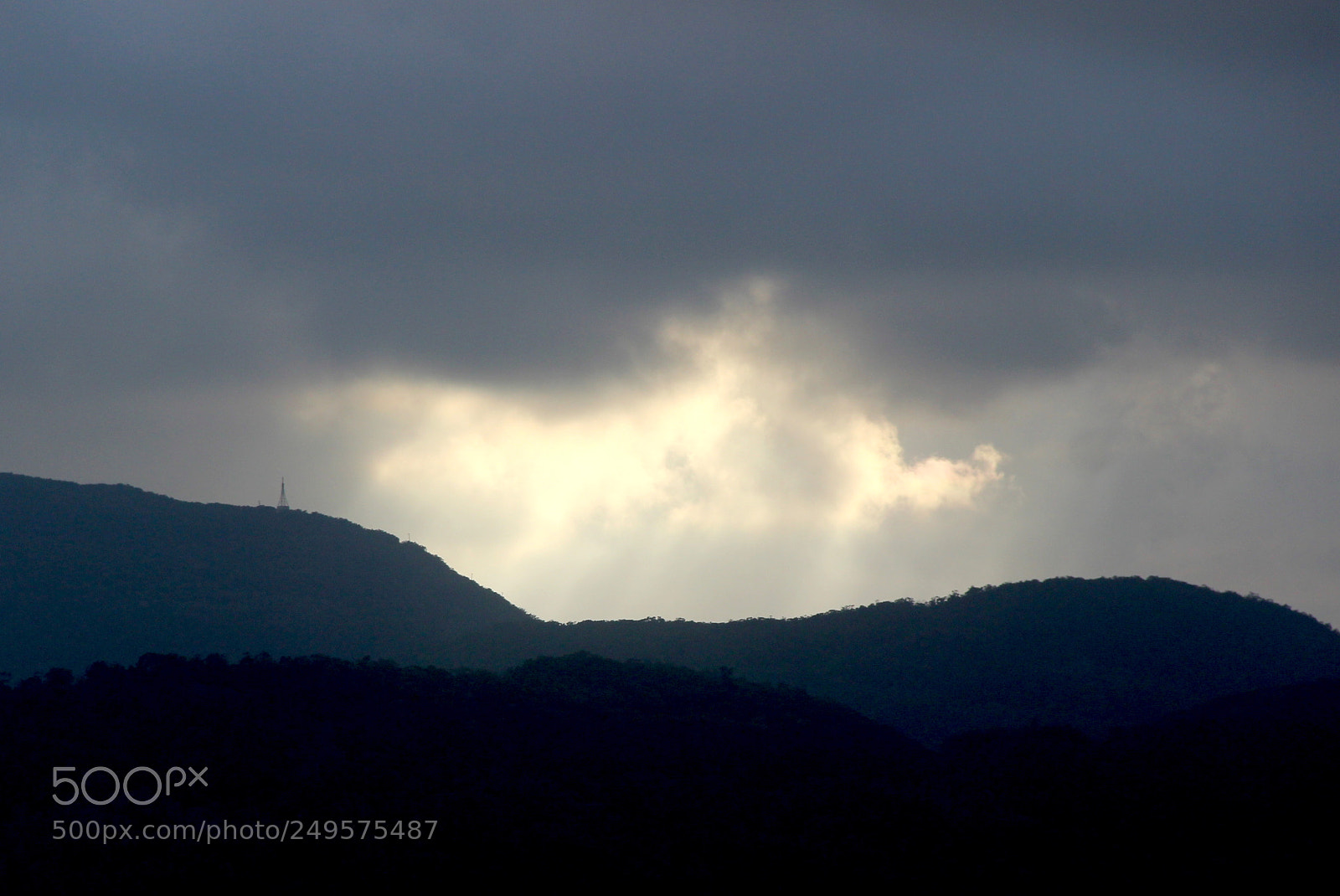 Canon EOS 600D (Rebel EOS T3i / EOS Kiss X5) sample photo. Sun rays penetrating the photography