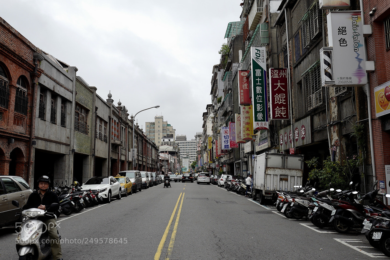 Leica Q (Typ 116) sample photo. 只有站在路中間才能發現左右建築的差異，右邊都是廣告牌而左邊就沒有 photography
