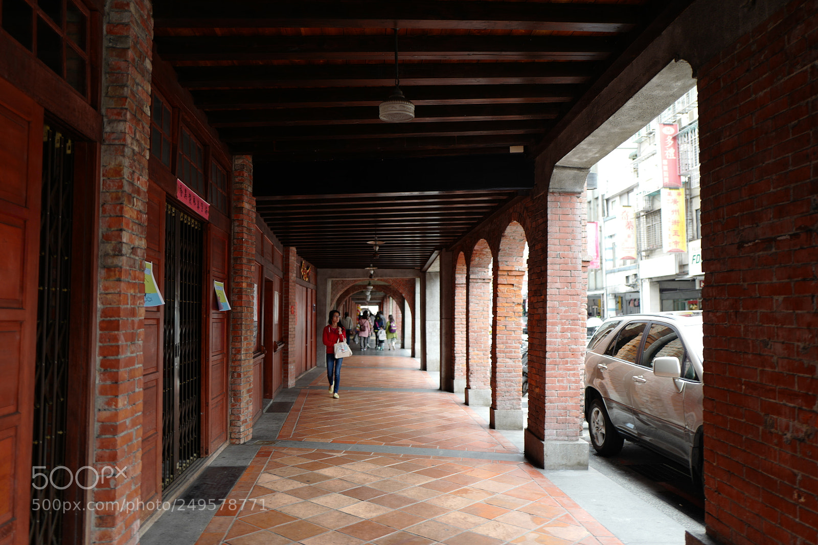Leica Q (Typ 116) sample photo. 轉紅色的建築，被保護起來的歷史街 photography