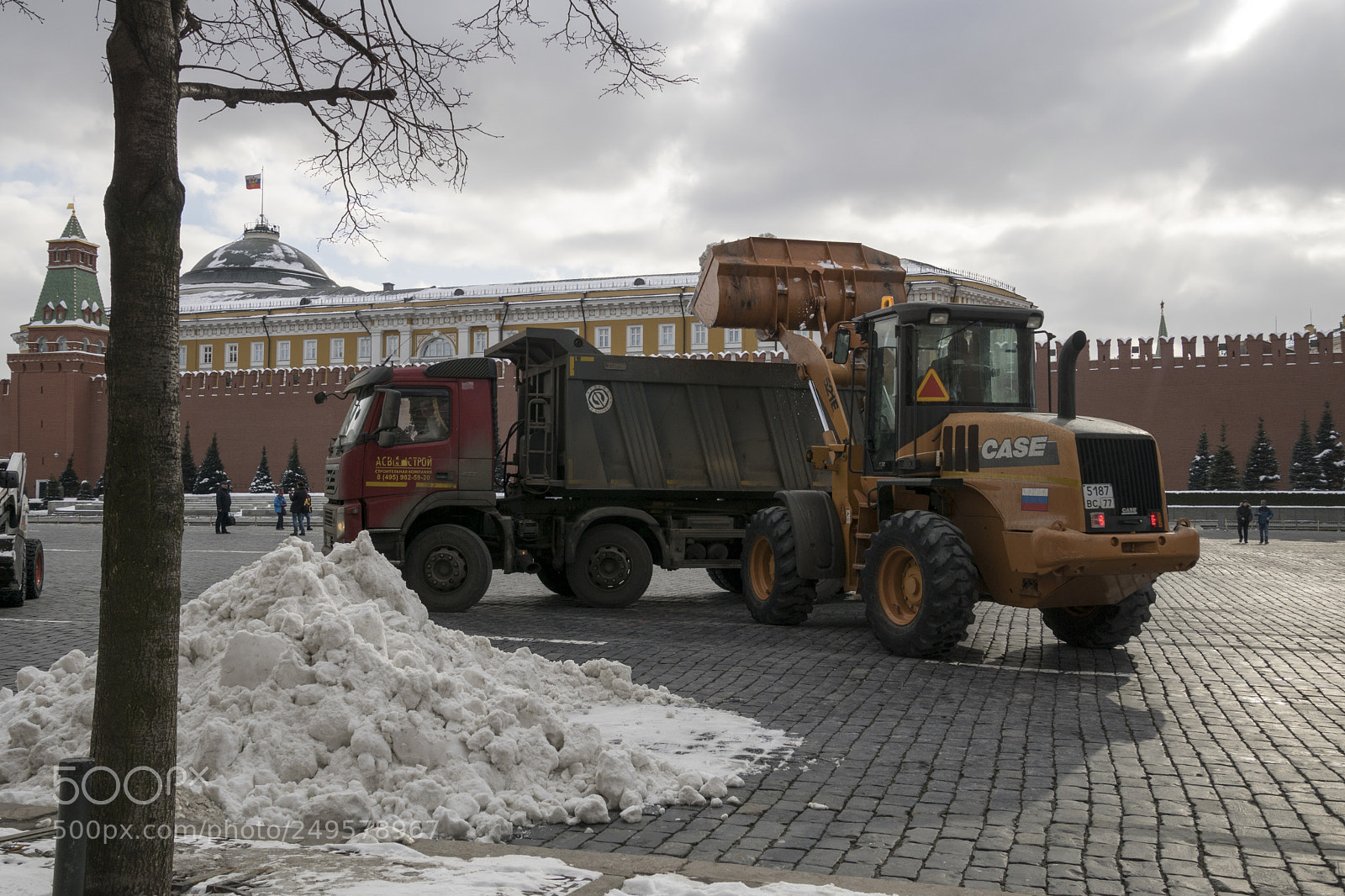 Sony ILCA-77M2 sample photo. Red square workers 2 photography