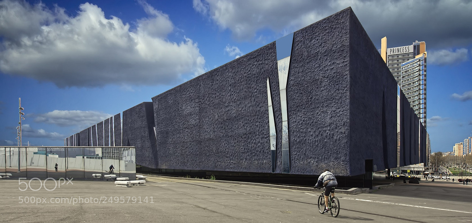 Sony SLT-A77 sample photo. The cyclist and the photography