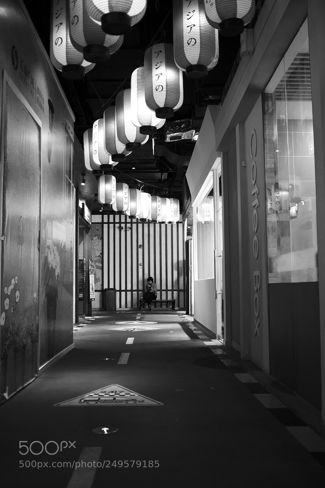 Fujifilm X100T sample photo. Alleyway with japanesque lanterns photography