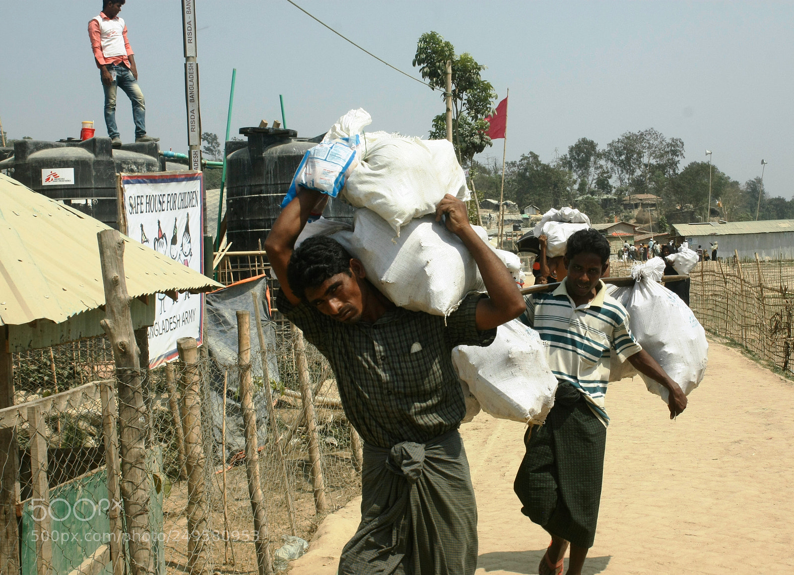 Canon EOS 450D (EOS Rebel XSi / EOS Kiss X2) sample photo. Refugee gets relief photography