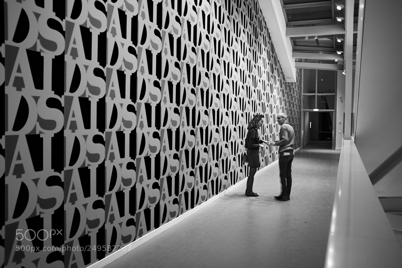Fujifilm X100S sample photo. Dans une galerie in photography