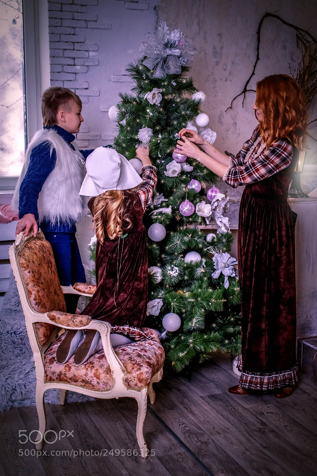 Sony a7 II sample photo. Family near christmas tree. photography