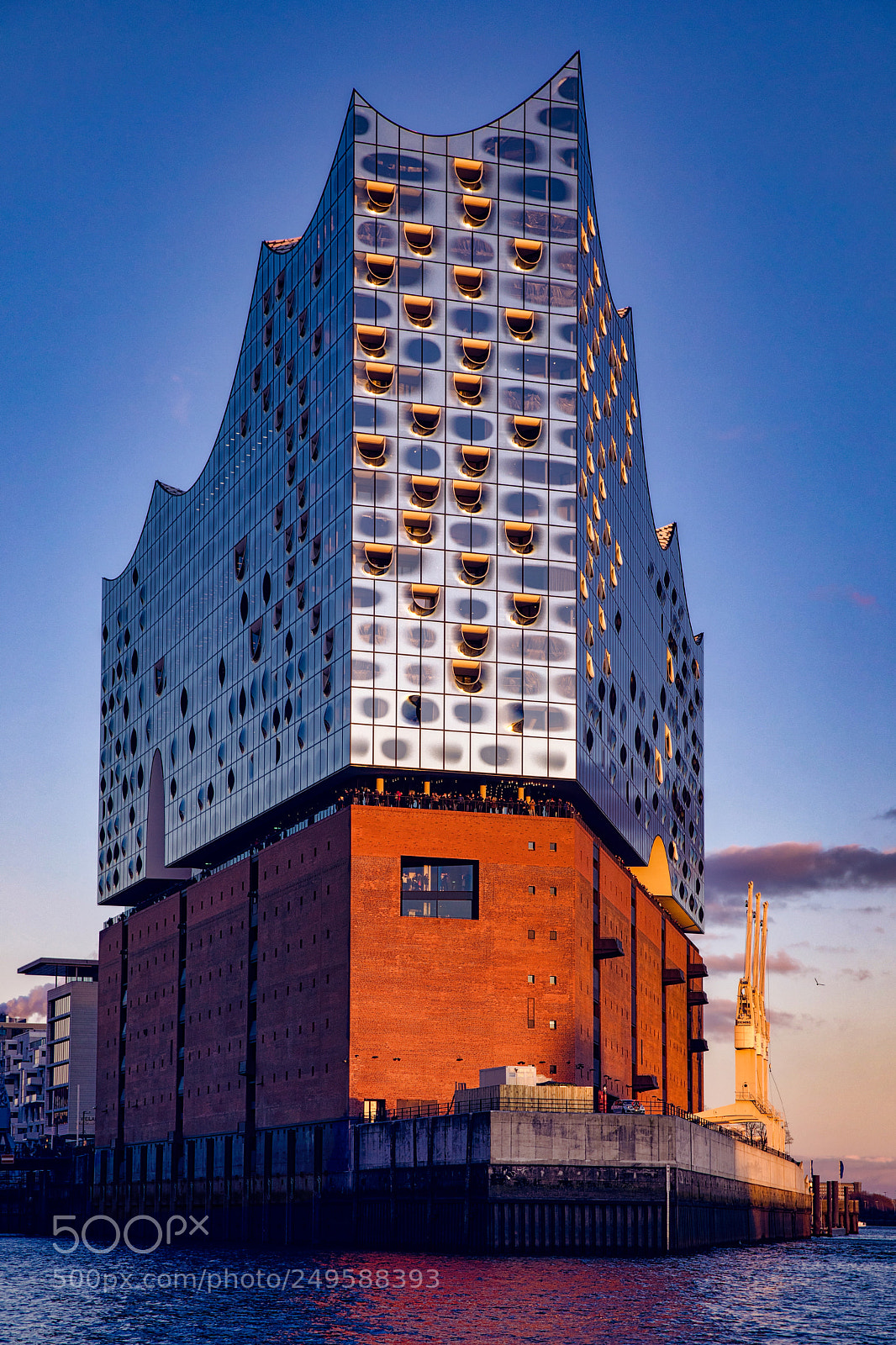 Canon EOS 5D Mark IV sample photo. Elbphilharmonie photography