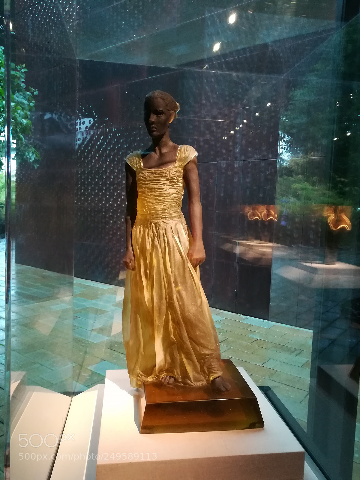 HUAWEI honor 6x sample photo. Sculpture in glass photography