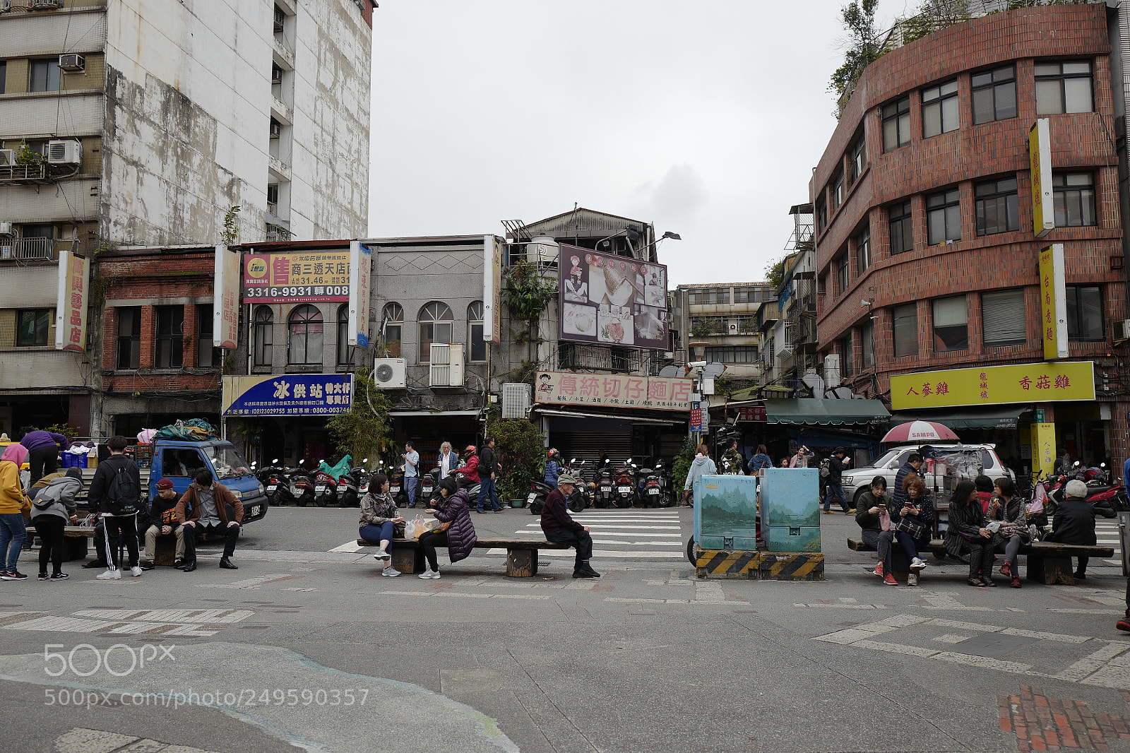 Leica Q (Typ 116) sample photo. 這種不冷不熱的天氣就適合出去走走，然後累了就歇一歇發個呆 photography