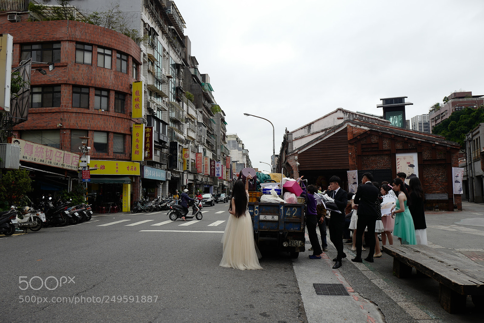 Leica Q (Typ 116) sample photo. 台灣比較難找垃圾桶，然後就會出現大家白天出來爭鮮扔垃圾的狀態 photography