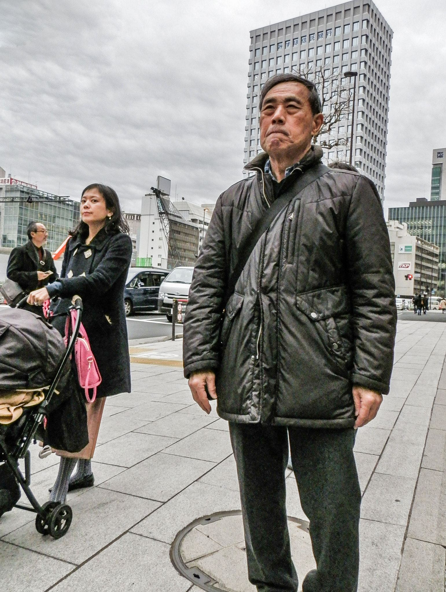 Olympus SZ-10 sample photo. A man nestling at an intersection photography