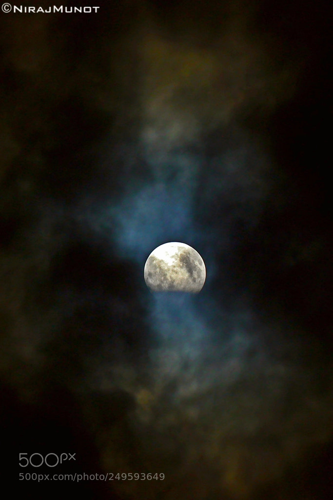 Canon EOS 600D (Rebel EOS T3i / EOS Kiss X5) sample photo. Moon on a cloudy photography