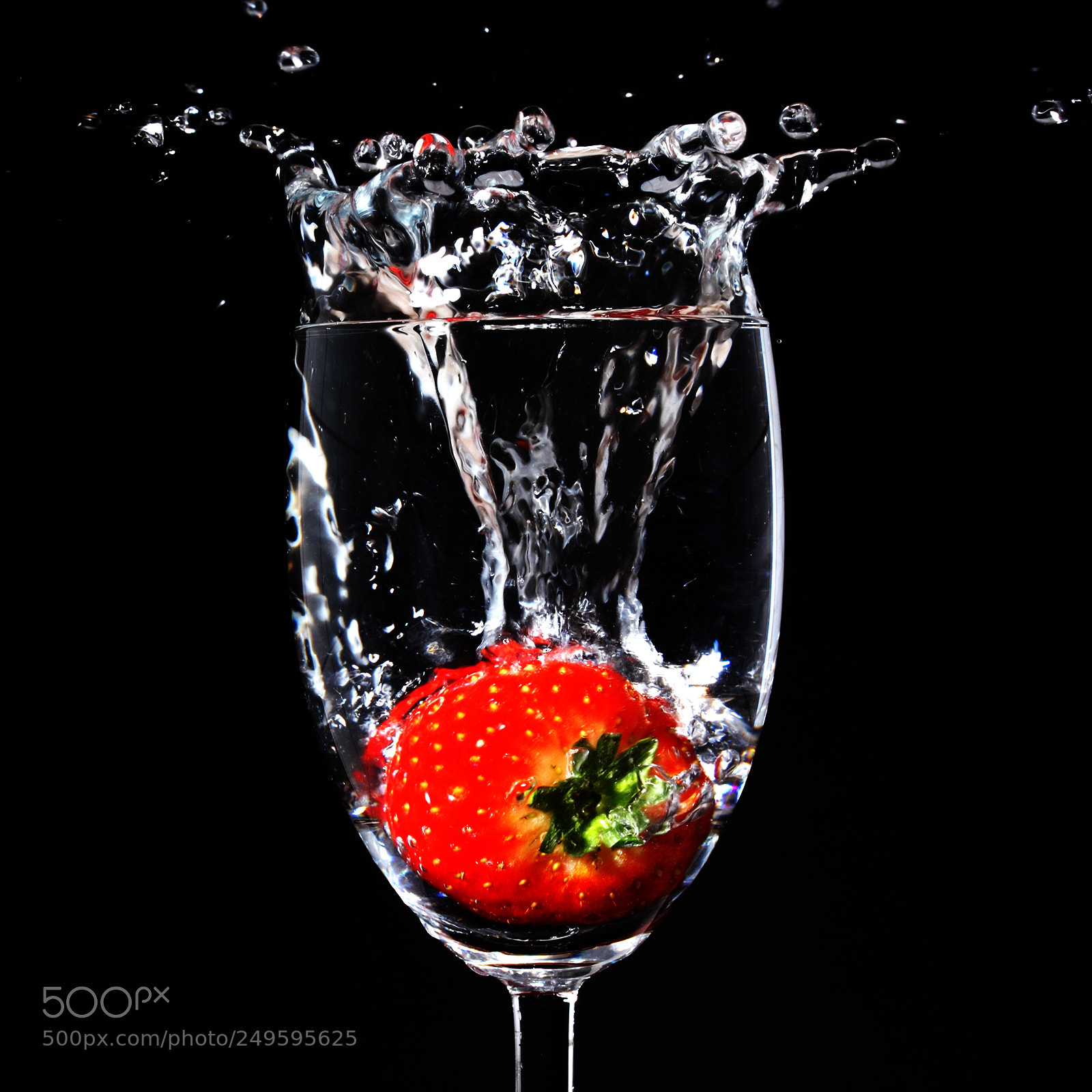 Canon EOS 550D (EOS Rebel T2i / EOS Kiss X4) sample photo. Strawberry splash photography