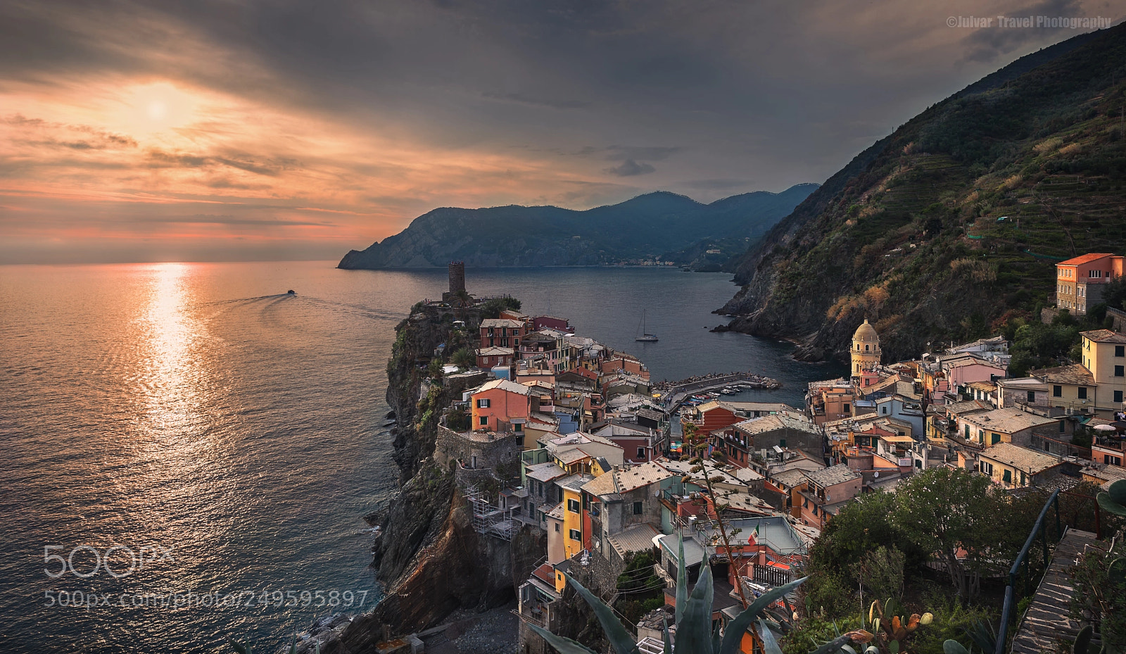 Nikon D610 sample photo. Leaving vernazza photography