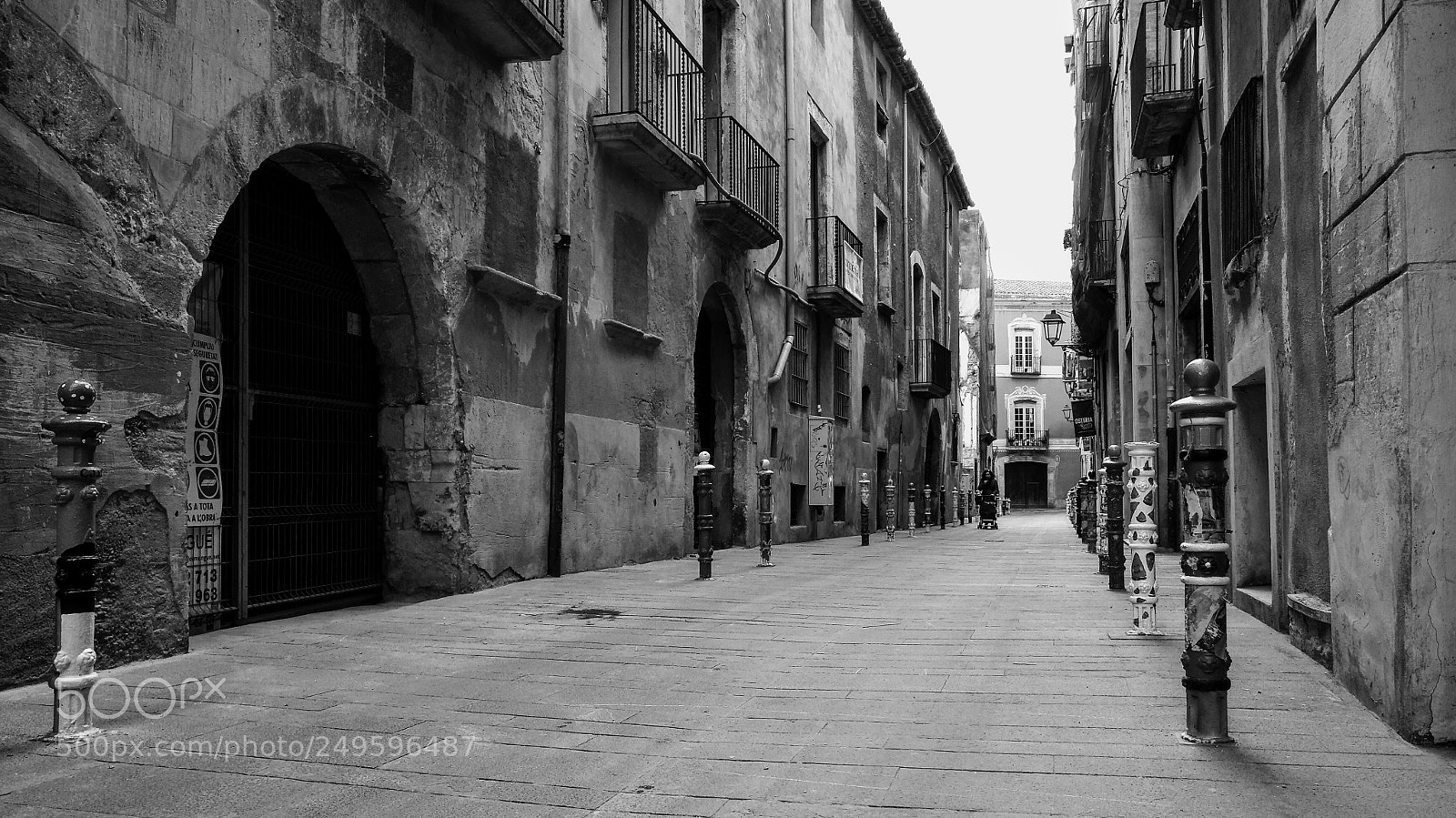 HUAWEI nova plus sample photo. M.g. pilon's tarragona street photography