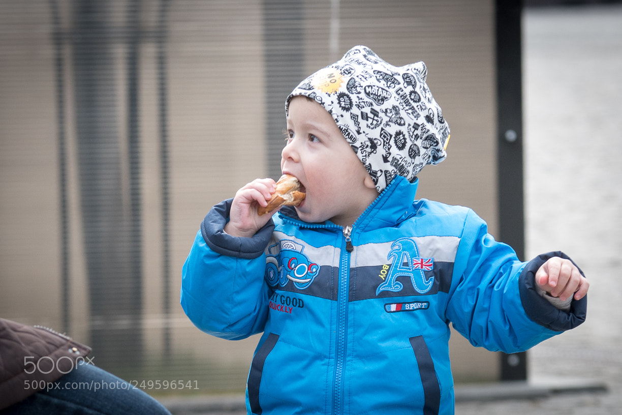 Nikon D500 sample photo. Child eating photography