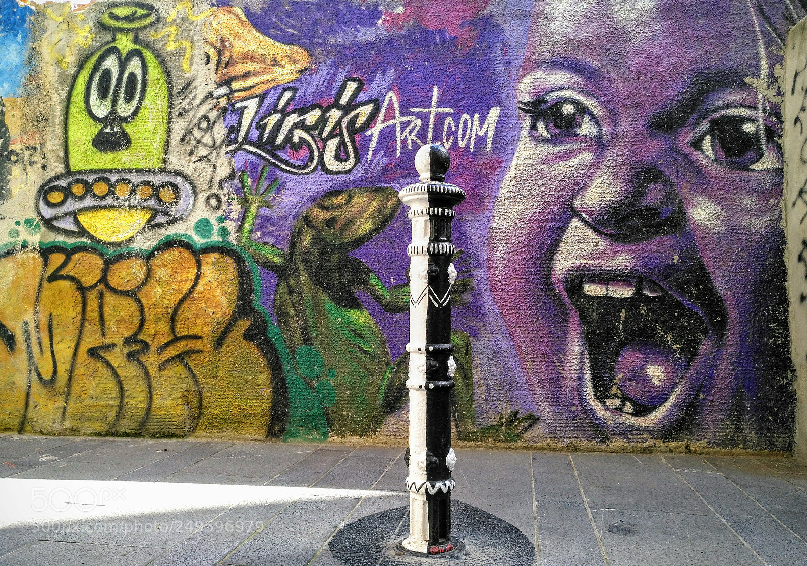 HUAWEI nova plus sample photo. M.g. graffiti tarragona photography