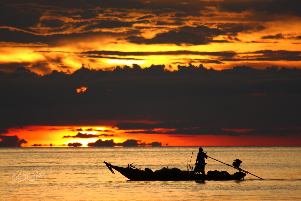 Canon EF 70-300mm F4-5.6 IS USM sample photo. Fishingboat in sunset photography