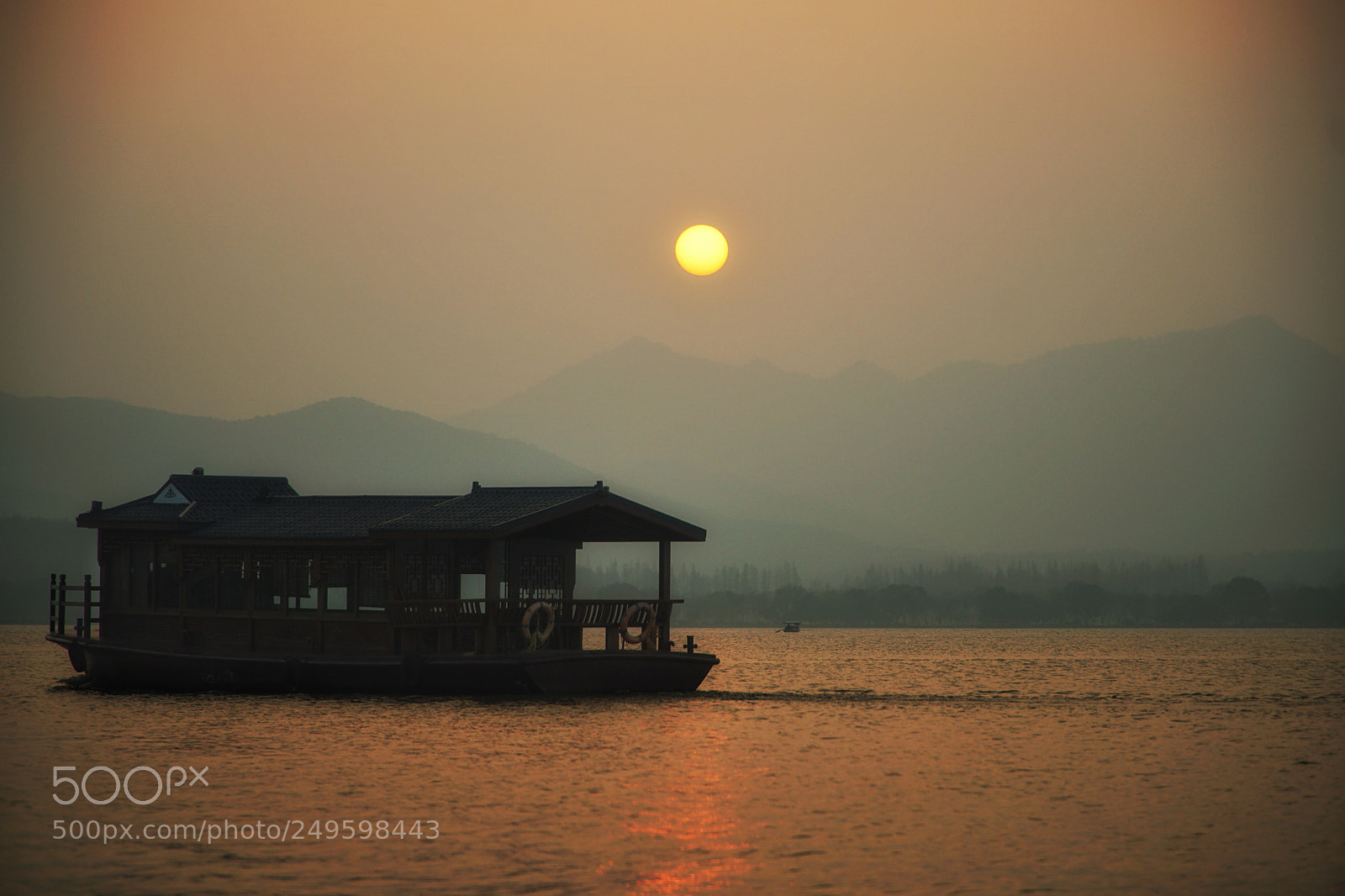 Sony a5100 sample photo. 大一点的船 西湖 photography