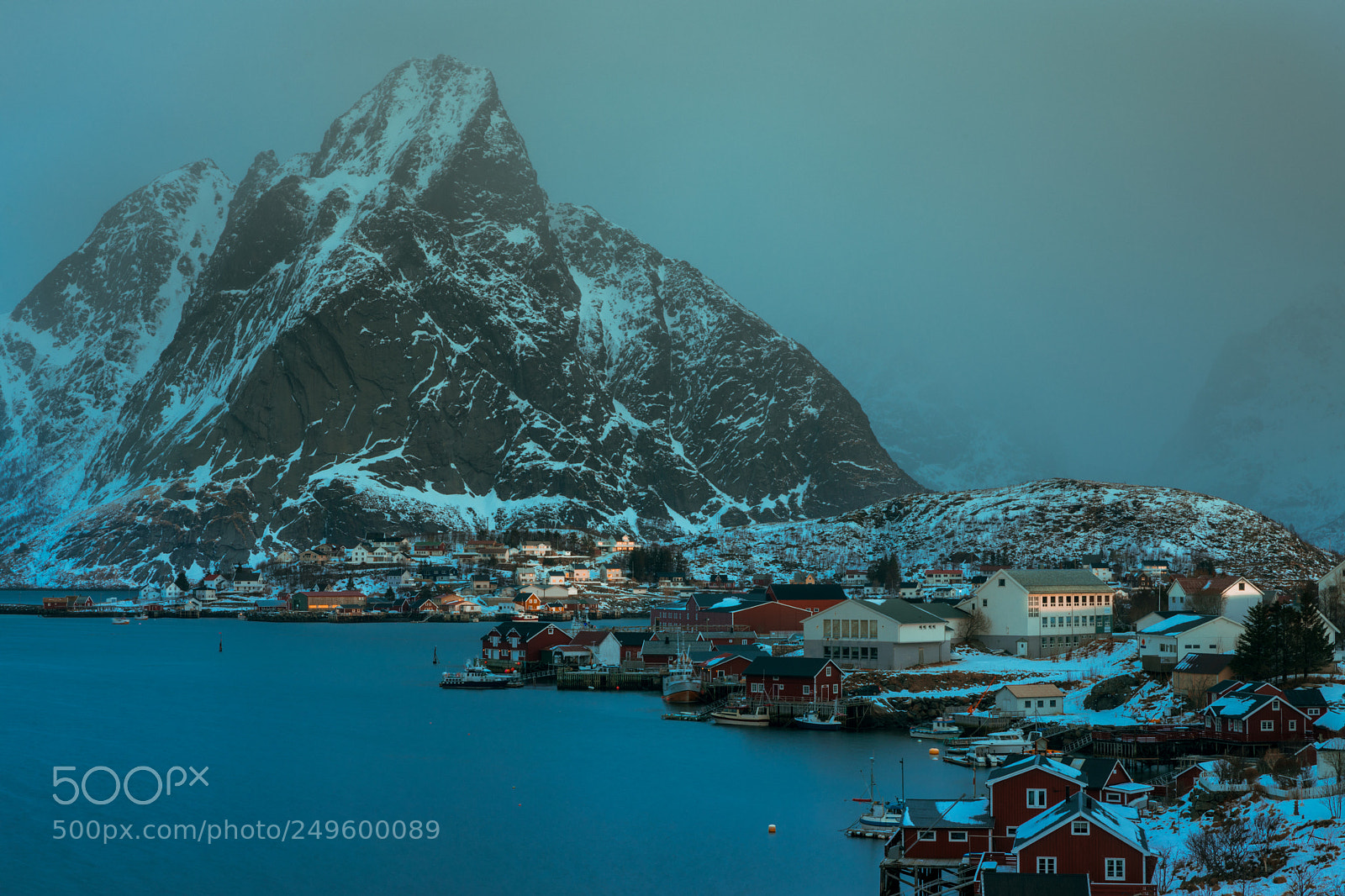 Canon EOS 5D Mark IV sample photo. First light in reine photography