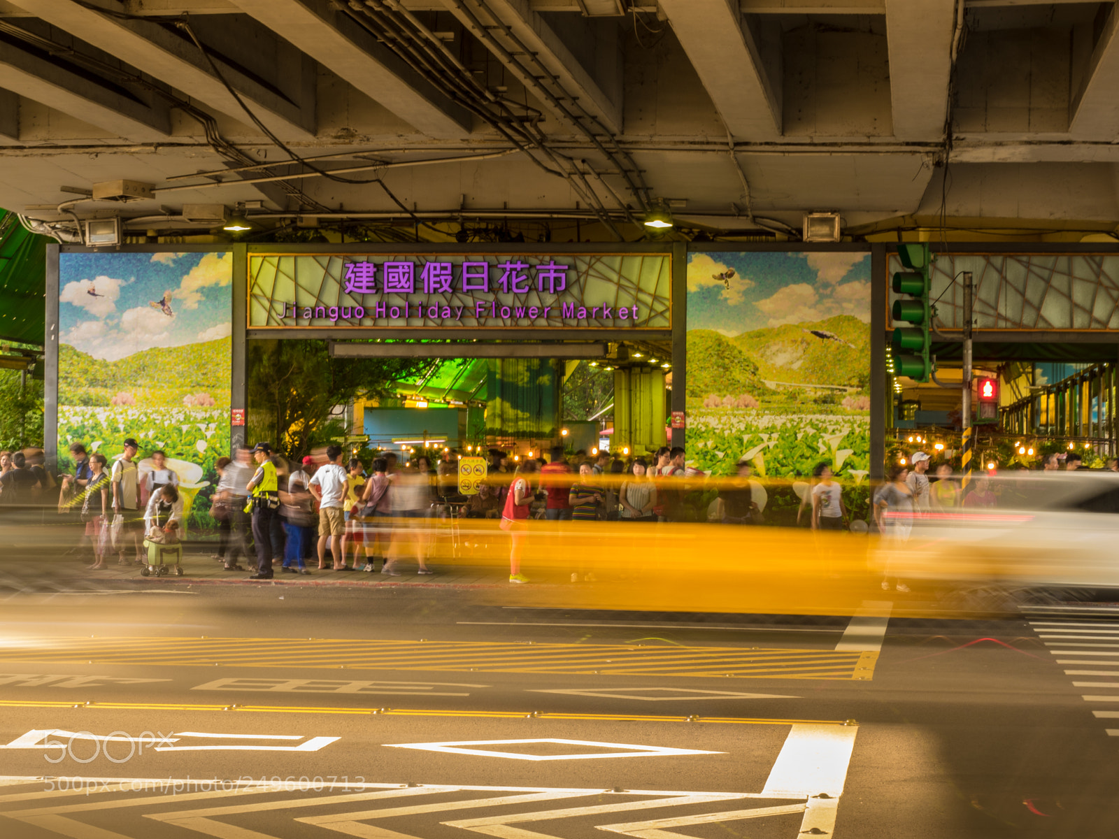 Olympus OM-D E-M1 sample photo. Busy taipei street scene photography