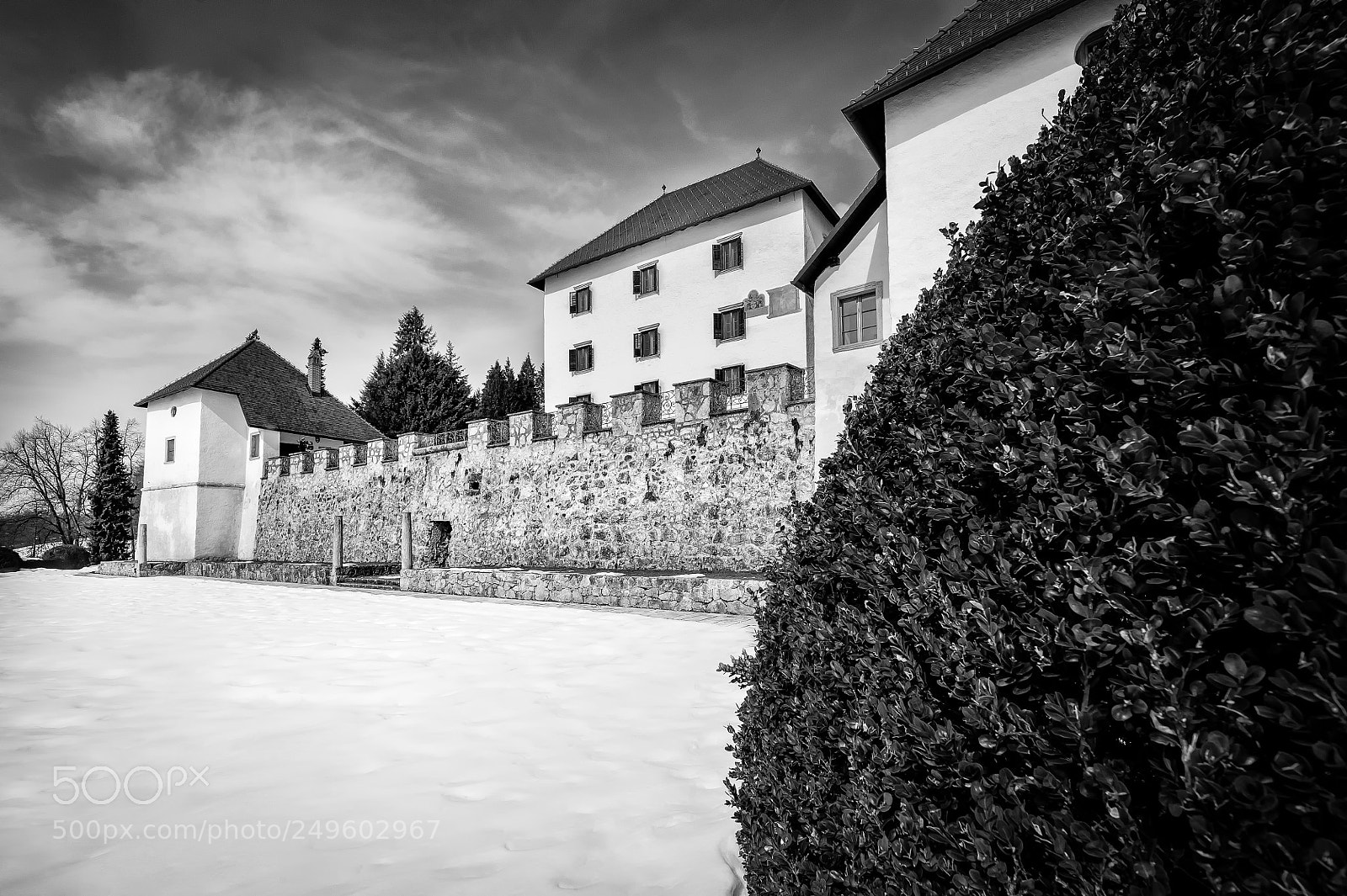 Nikon D700 sample photo. Peeking@strmol castle frontyard photography