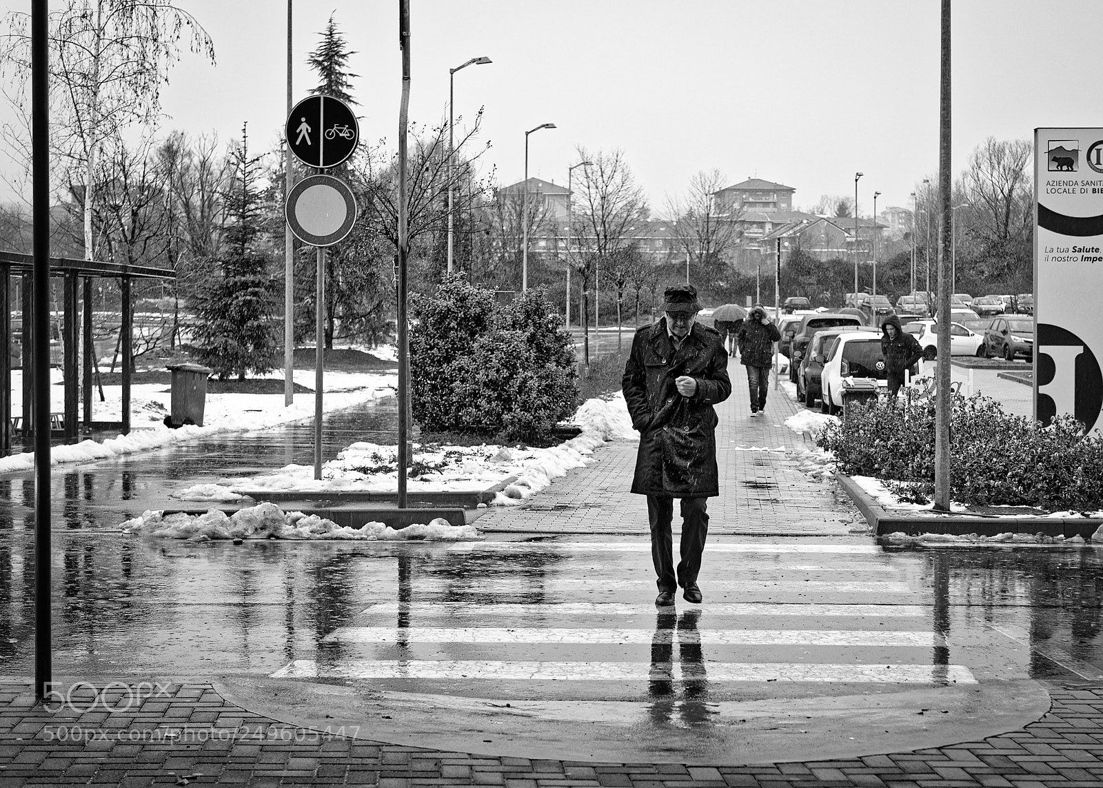 Panasonic Lumix DMC-GX85 (Lumix DMC-GX80 / Lumix DMC-GX7 Mark II) sample photo. Urban people the old photography