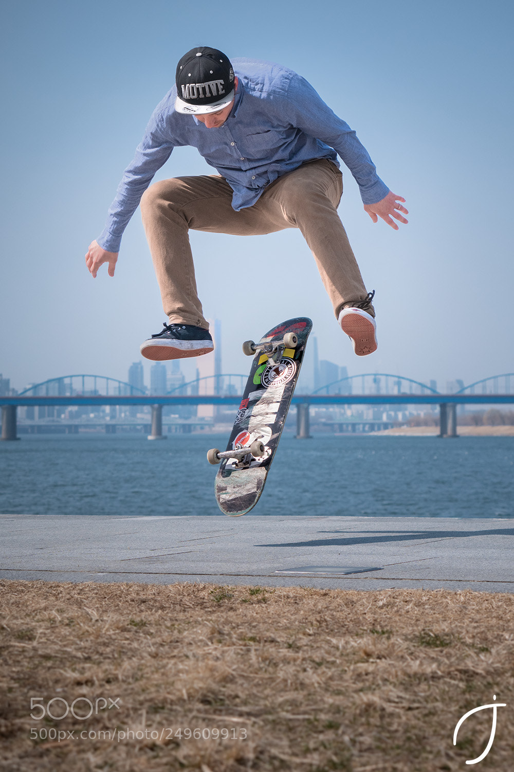 Panasonic Lumix DMC-GX85 (Lumix DMC-GX80 / Lumix DMC-GX7 Mark II) sample photo. Varial heelflip by the photography
