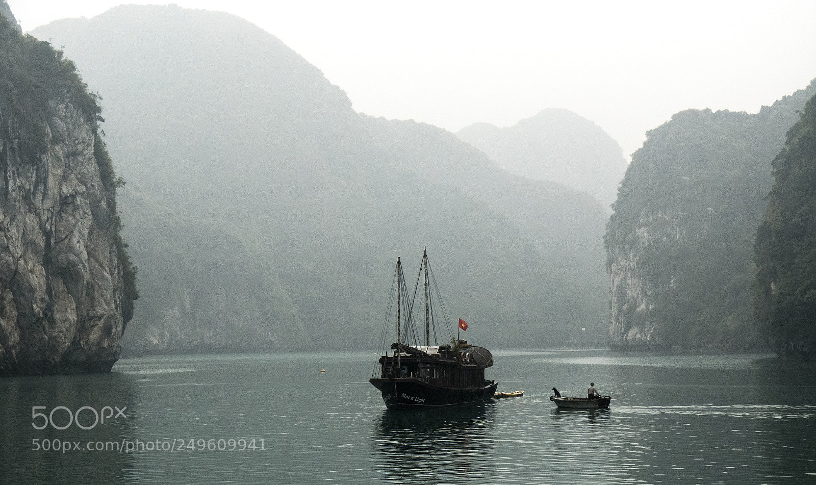 Panasonic Lumix DMC-GX85 (Lumix DMC-GX80 / Lumix DMC-GX7 Mark II) sample photo. Ha long bay photography
