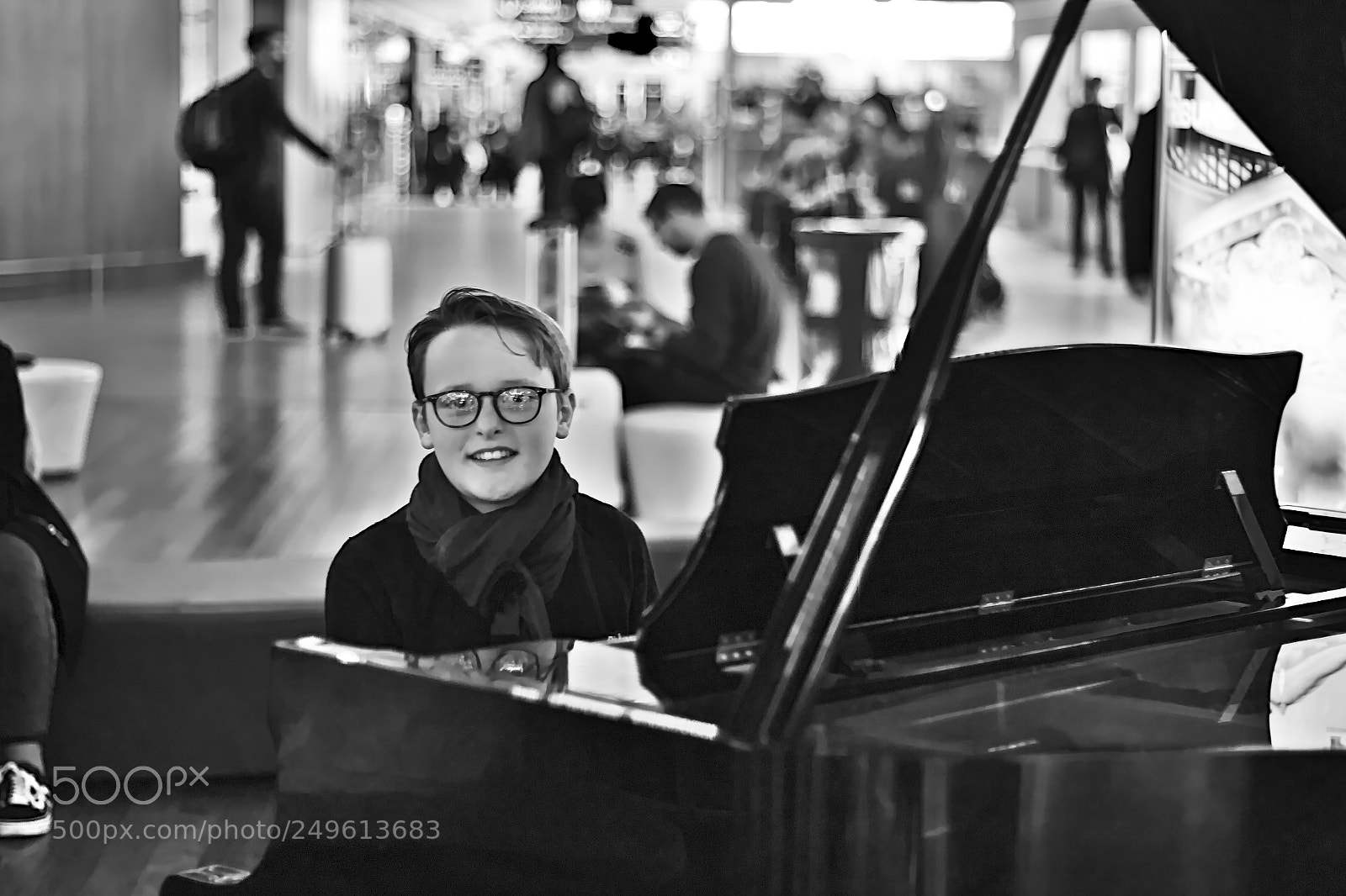 Canon EOS 600D (Rebel EOS T3i / EOS Kiss X5) + Canon EF 50mm F1.8 II sample photo. Theo playing piano photography