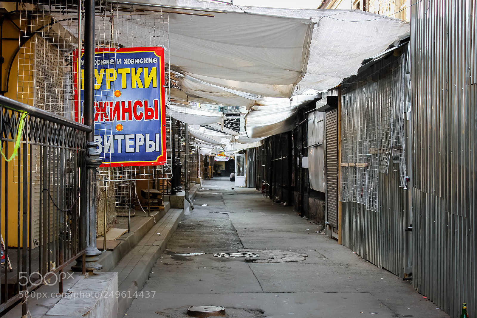 Canon EOS 600D (Rebel EOS T3i / EOS Kiss X5) sample photo. Alley photography