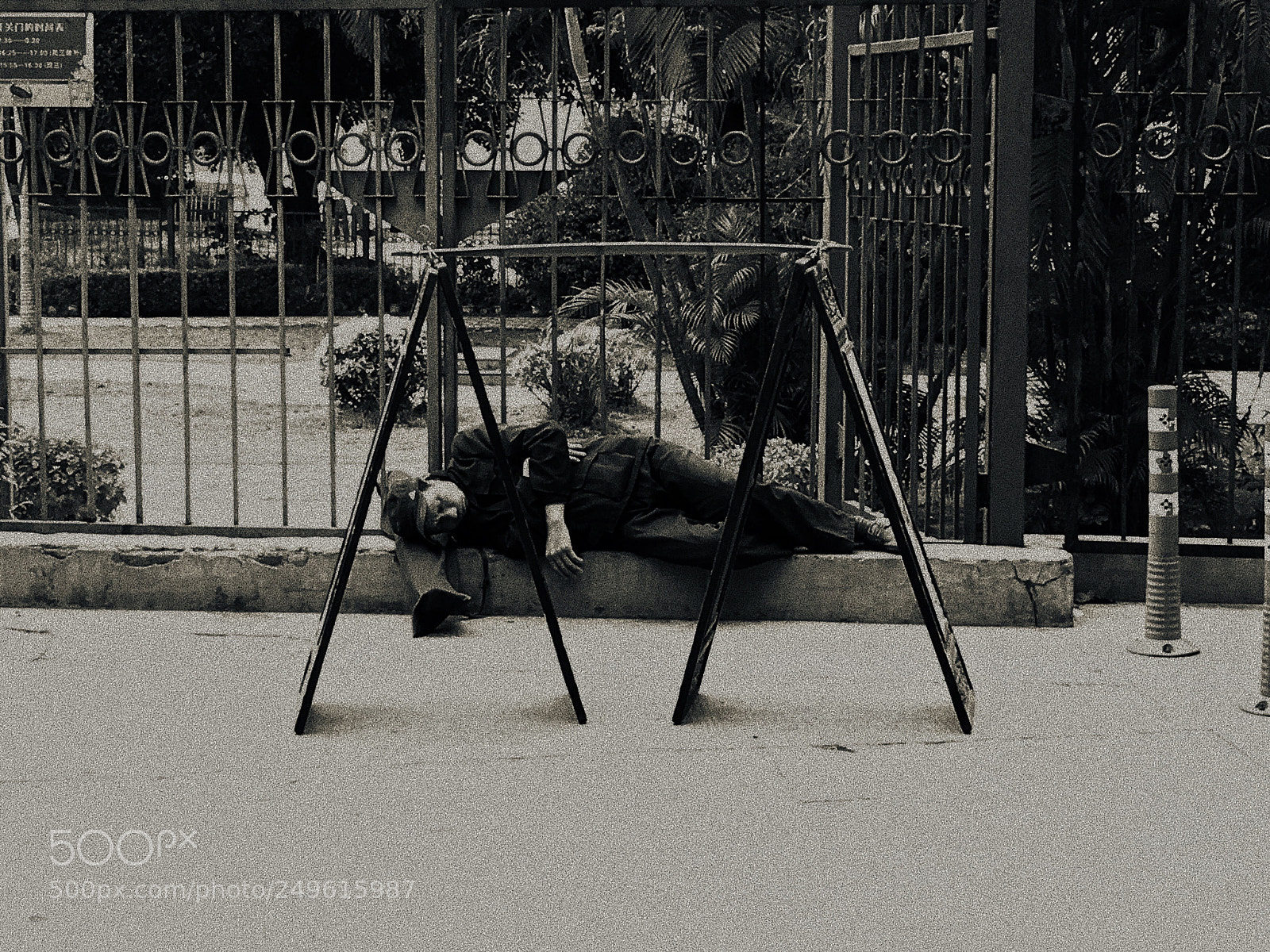 Apple iPhone 6s Plus sample photo. The man sleeping in photography