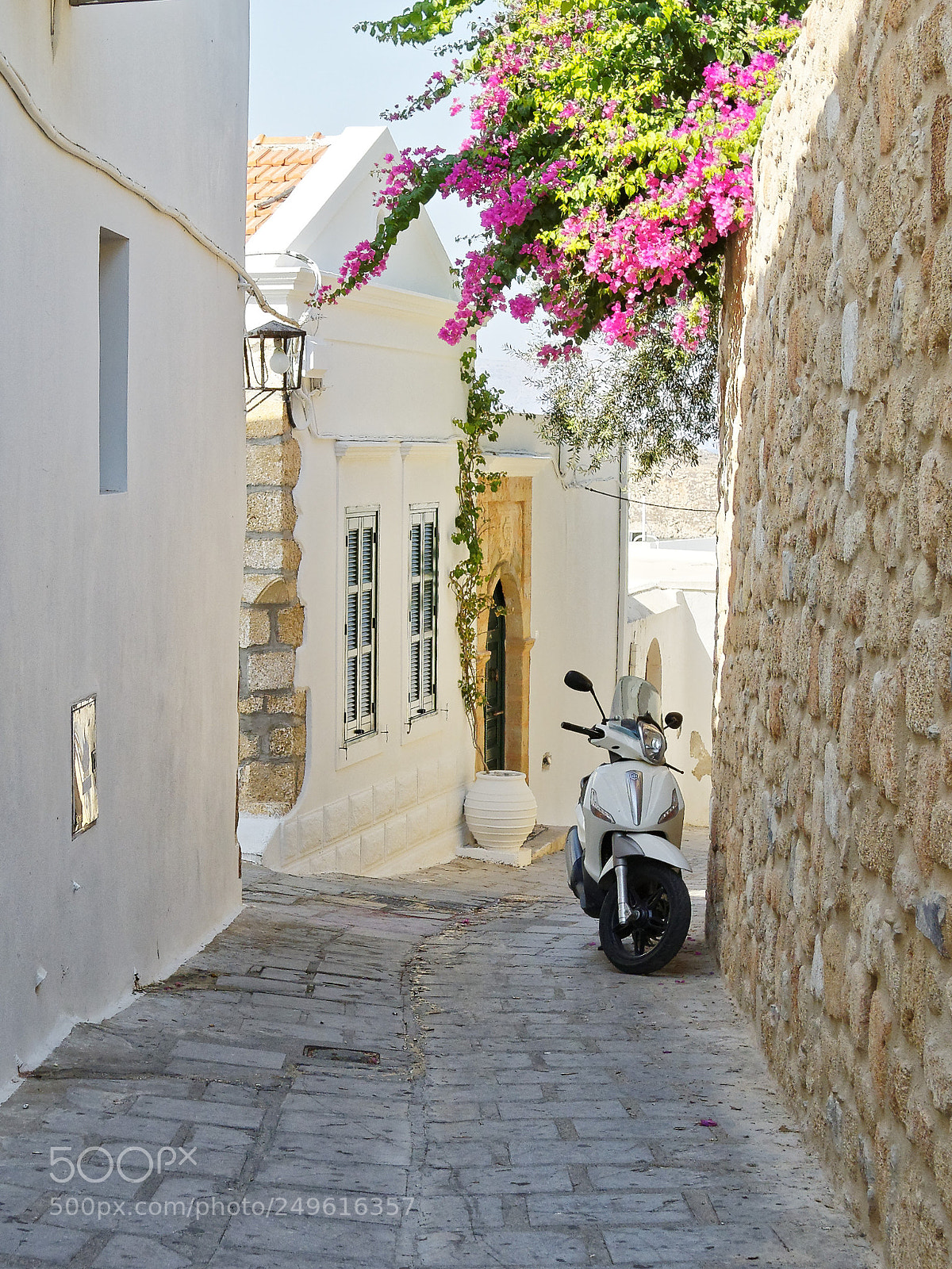 Olympus OM-D E-M10 sample photo. Lindos' street photography